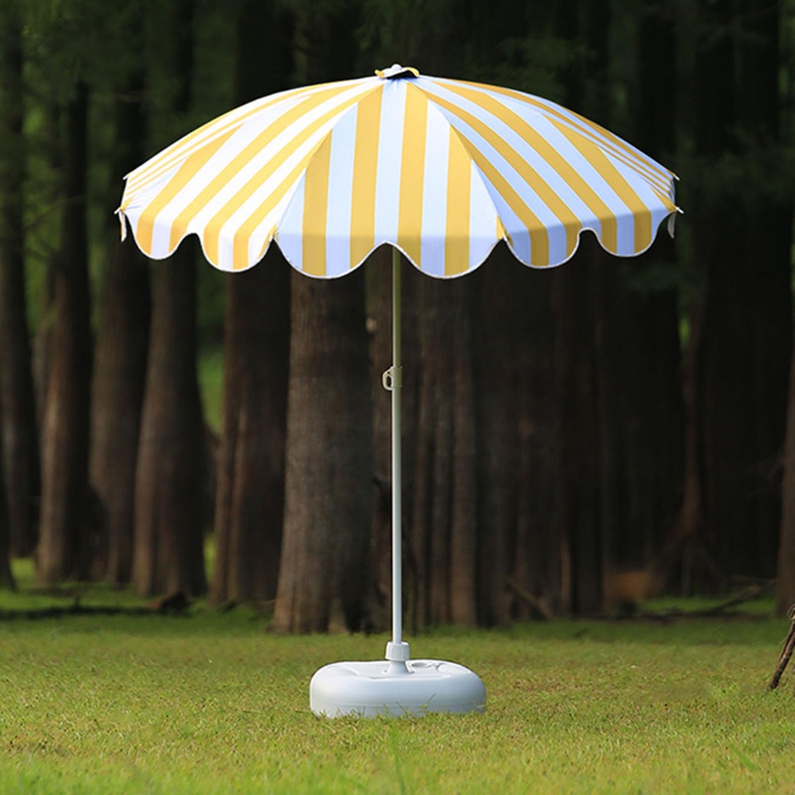 Parasol W Żółte Paski Z Czarnym Winylowym Wnętrzem Zapewniającym Ochronę Przed Słońcem I Chłodzeniem, Odpowiedni Na Kemping Na Plaży I Na Patio.