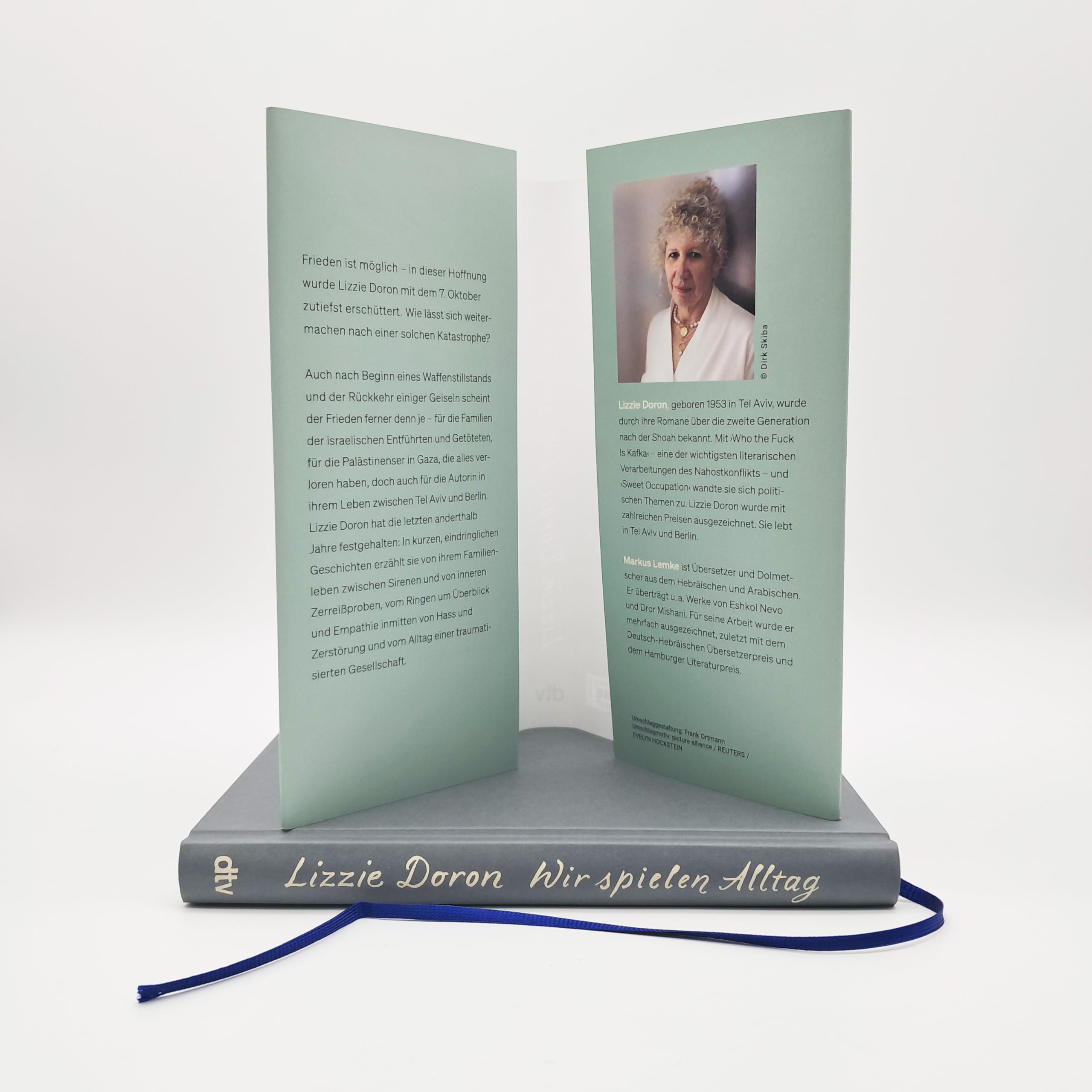 Wir spielen Alltag: Leben in Israel seit dem 7. Oktober | »Klug und empathisch – ein Buch, in dem die Traumata der israelischen Gesellschaft sichtbar werden.« Sigrid Brinkmann, DLF