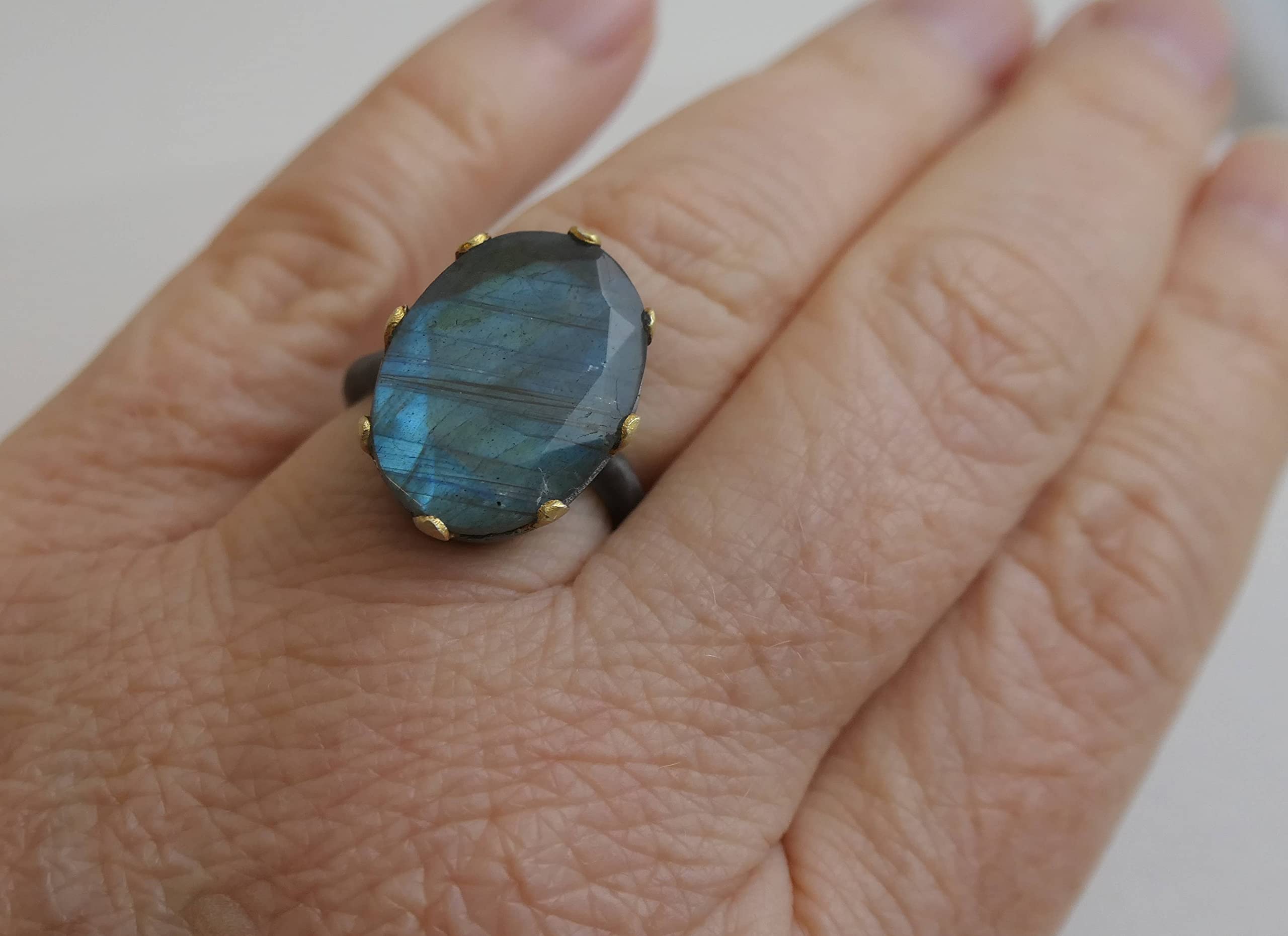 Anillo de cóctel de plata de ley con mezcla de metales y labradorita