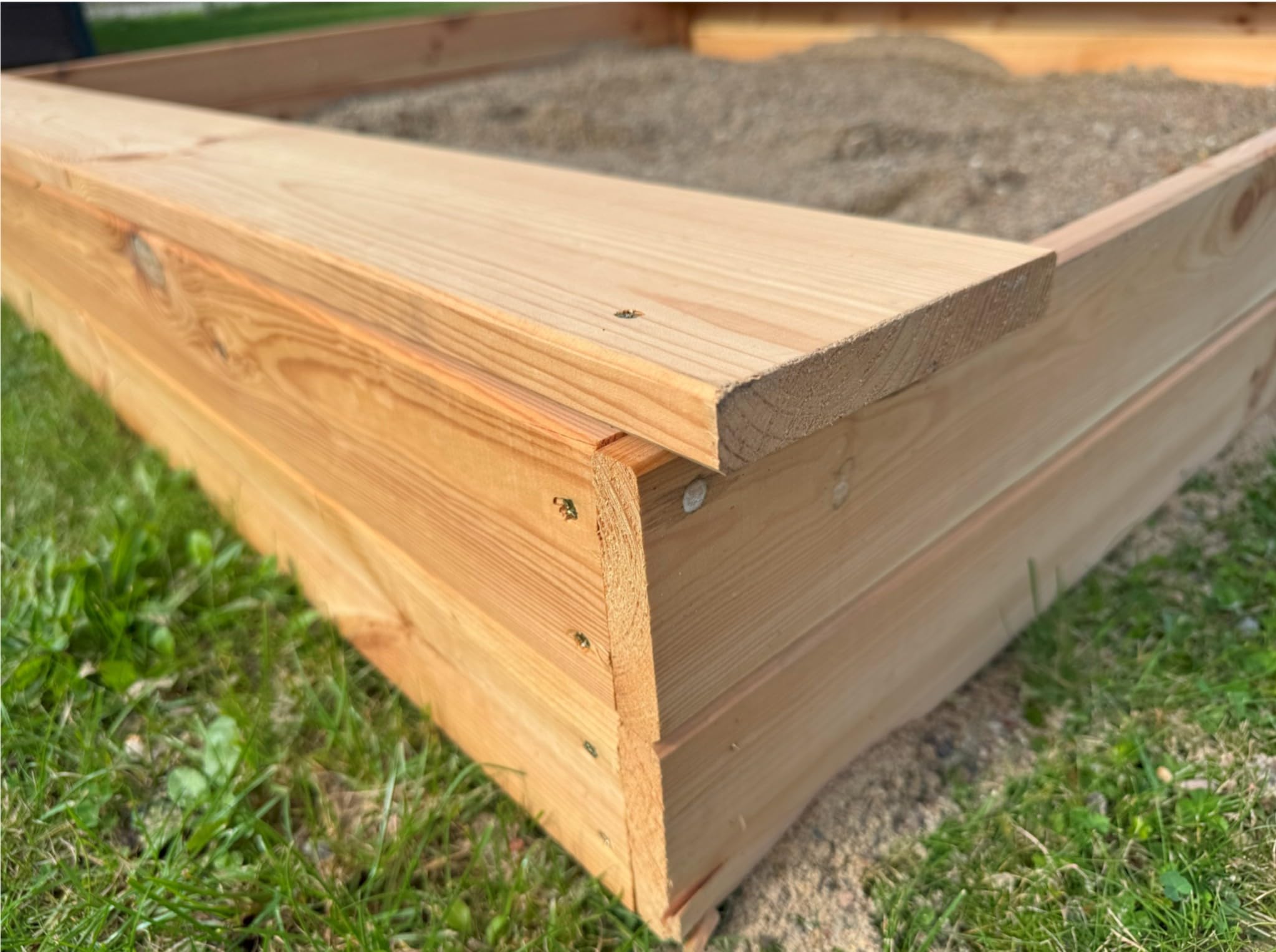 Loggyland Sandkasten aus naturbelassenem Massivholz 140x140cm