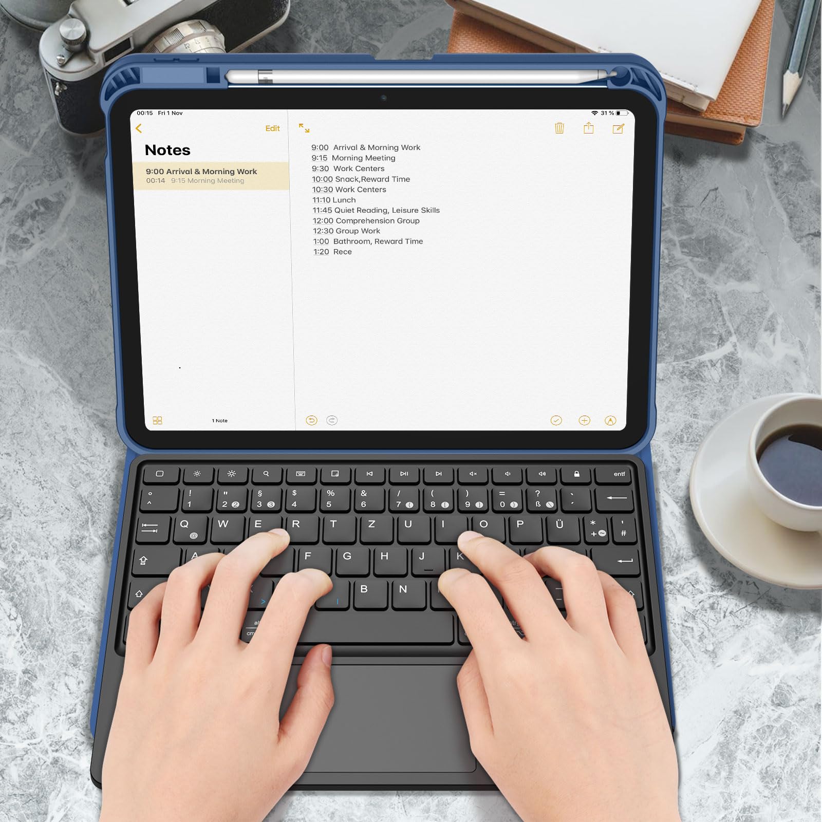 FINTIE Etui na klawiaturę do iPad 11. generacji 2025 11", iPad 10. generacji 2022 10,9" etui ochronne z magnetycznie zdejmowaną niemiecką klawiaturą i touchpadem z układem QWERTZ, granatowe