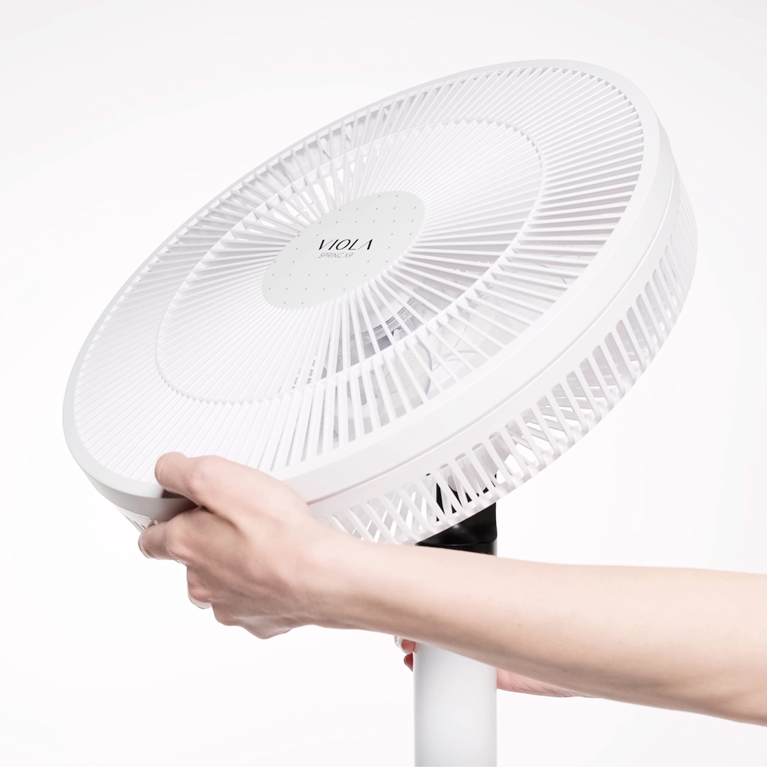 VIOLA Ventilatore a Piantana Silenzioso Notte con Telecomando, Potente motore Digitale Basso Consumo 19W, 7 Pale Aerodinamiche, 9 Velocità, Oscillazione 120°, Rotazione Verticale 3D, Turbo, Timer