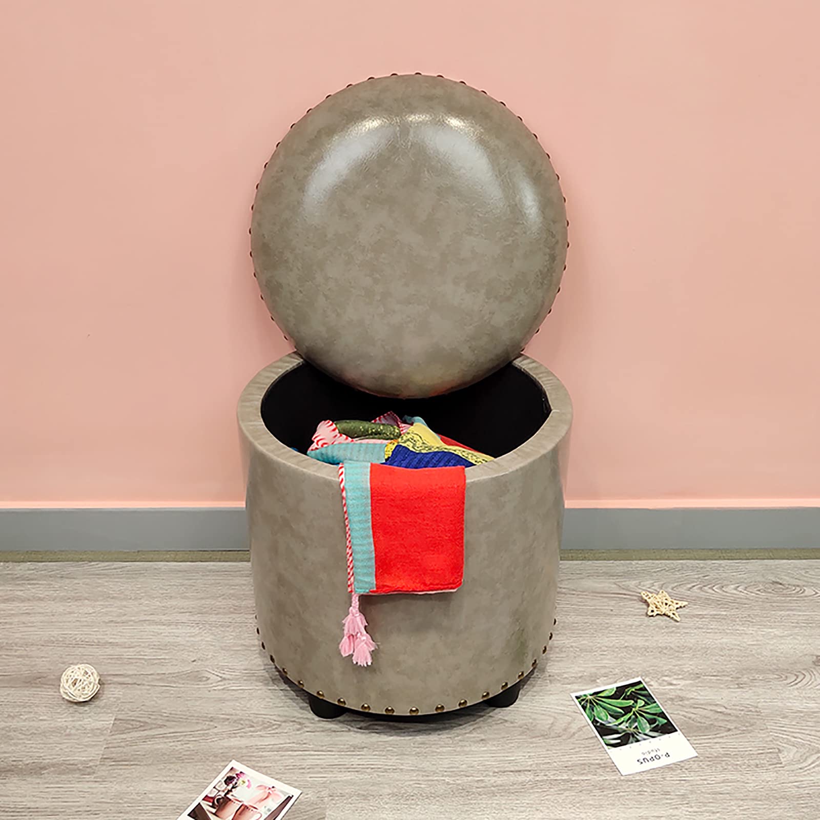 Pouf de rangement rond pour gagner de la place et organiser un petit salon