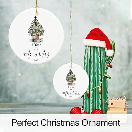 Miniatura 4 de Adorno de primer aniversario para parejas, recuerdo de boda para 1 año como Sr. y Sra., adorno de Navidad de cerámica con cinta y caja