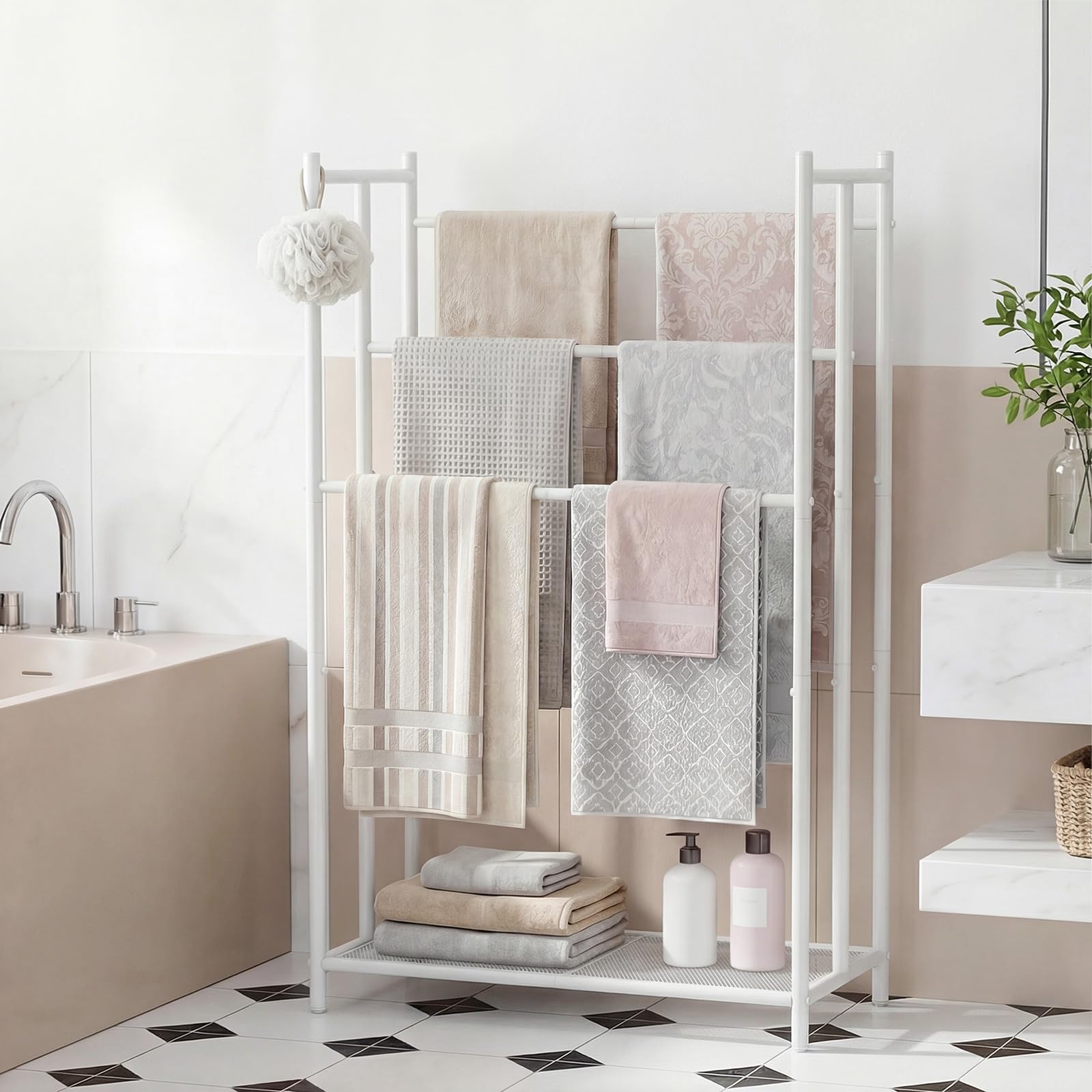 HOOBRO Toallero de Baño, Toallero en Escalera de 3 Niveles, Patas Ajustables y Estante de Malla, Estantería Multiusos, para Baño, Dormitorio y Sala, Blanco EWT09LB01