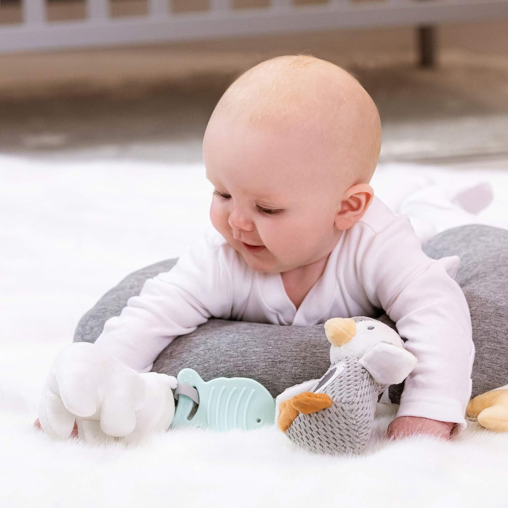 Nuby Coussin Bébé Interactif Little Penguin Tummy Time | Oreiller Sensoriel Pingouin Gris Dès la Naissance
