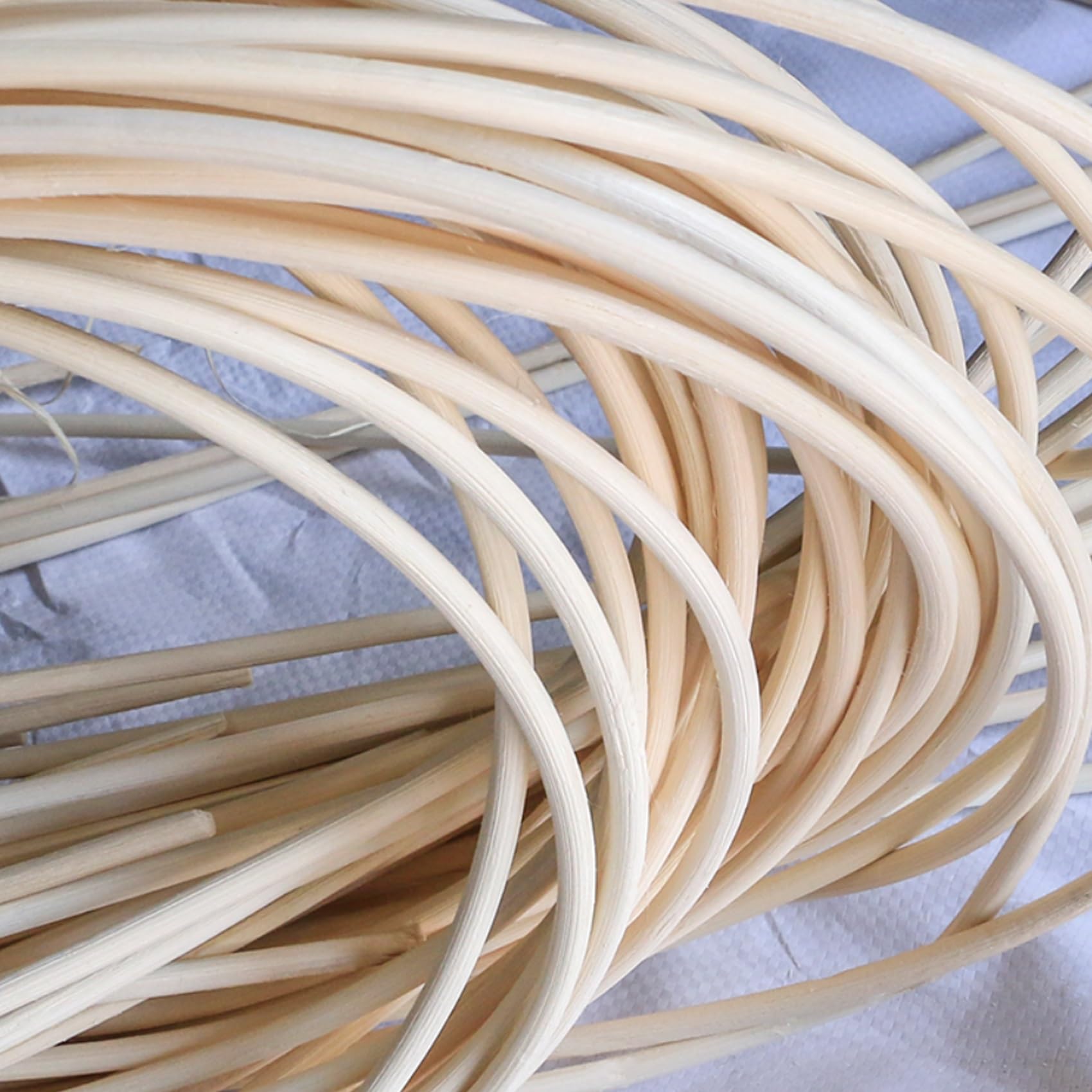 Naturalny rattanowy pasek naprawczy 4 mm, rolka 25 m do koszy meblowych, krzeseł i ławek ogrodowych, trwały materiał wiklinowy do samodzielnego wykonania projektów zewnętrznych, rękodzieła i dekoracji