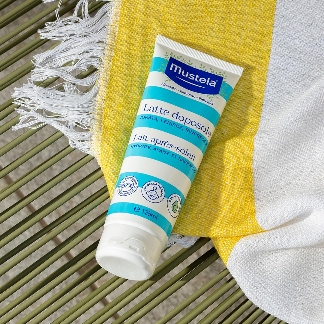 Mustela Latte Doposole, Viso, Corpo, Con Burro di Karité e Perseose di Avocado, Neonati, Bambini, Tutta la Famiglia - Lenisce la Pelle Arrossata dal Sole, Freschezza Immediata (125ml)