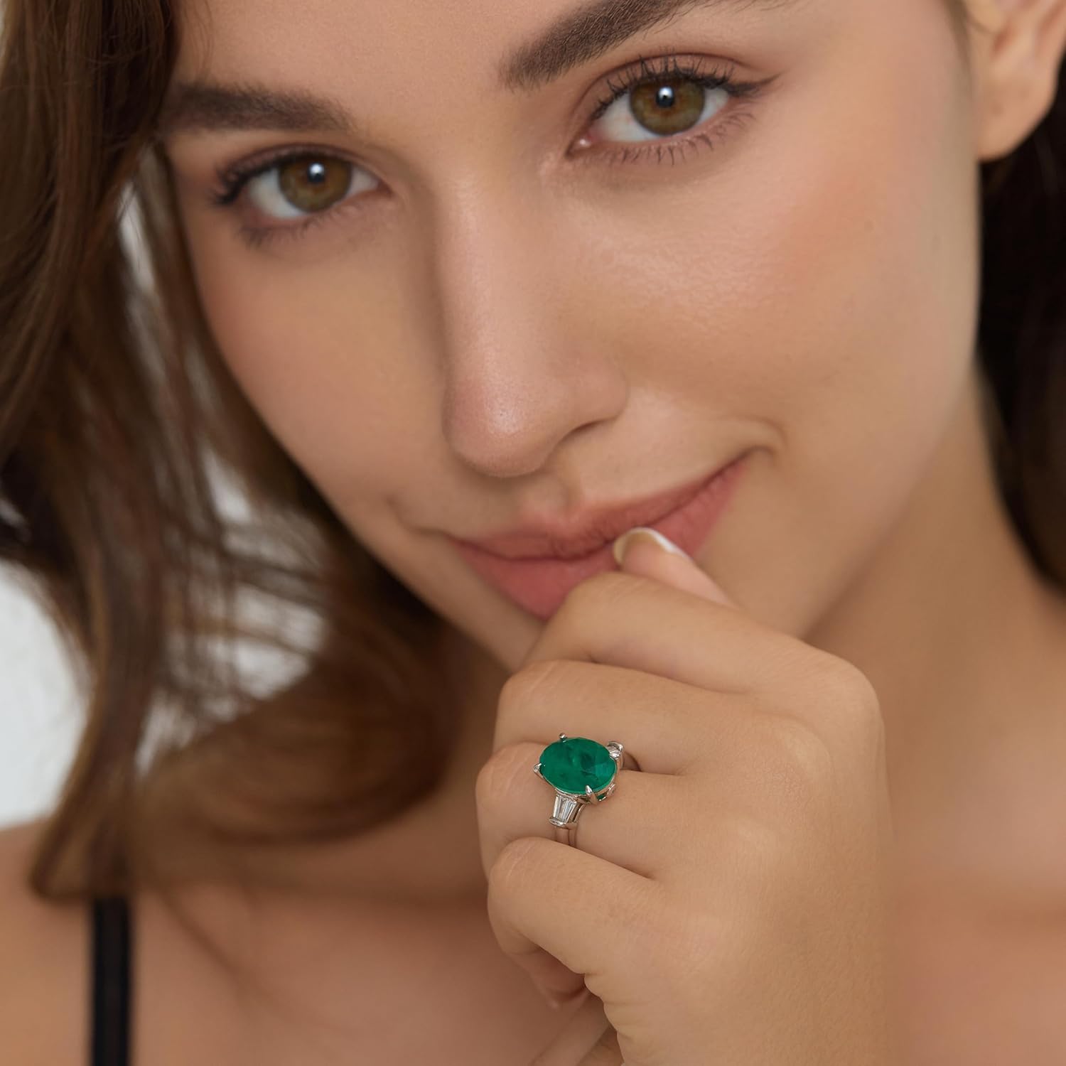 Michooyel S925 5.0ct Synthetic Emerald Engagement Ring for Women Oval Cut Trapezoid Accented Ring Sterling Silver Ring Band For Women - Image 4