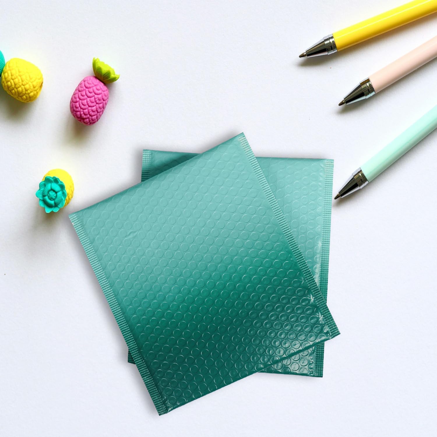 Paquete de 30 sobres de burbujas, sobres de burbujas morados, sobres acolchados impermeables, autosellados, sobres de burbujas de fuerte adherencia, sobres acolchados para artículos pequeños (30, 8.5