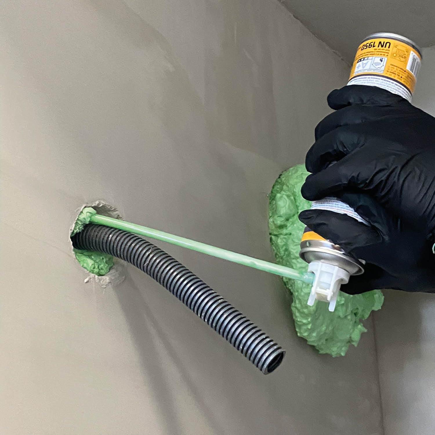 SIKA - Espuma de poliuretano de dos componentes - Sika Boom 405 Water Stop, Verde - Espuma expansiva autoexpandible y de secado rápido para sellar aberturas en paredes para tuberías y conductos -320ml