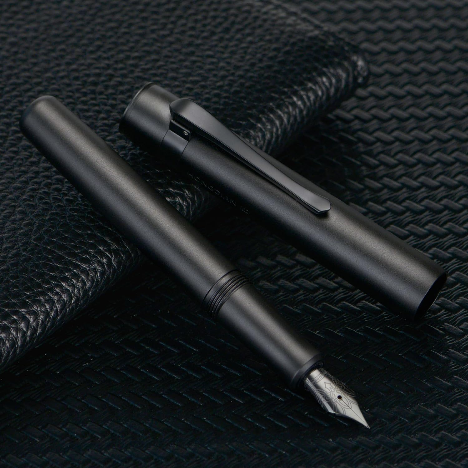 HONG DIAN M2 Mini penna stilografica con pennino piegato, penna da tasca corta in alluminio dal design elegante (nero opaco)