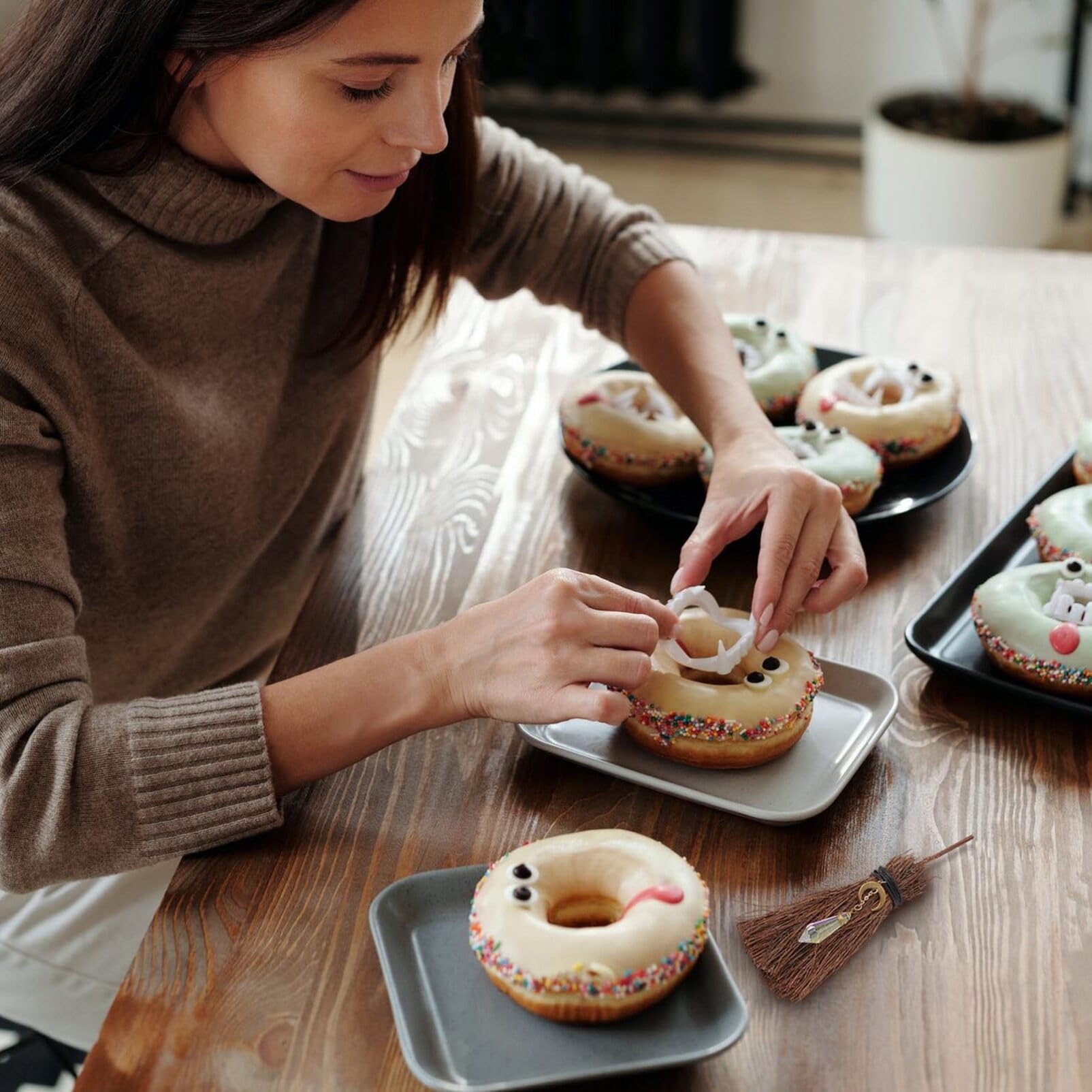Decorative Halloween Broom Crystal Witch Broom Mini Halloween Witch Broom Wicca Brush with Crystal Wand for Halloween Healing Wiccan Ritual Decor Coffee Miniature Broom Decor