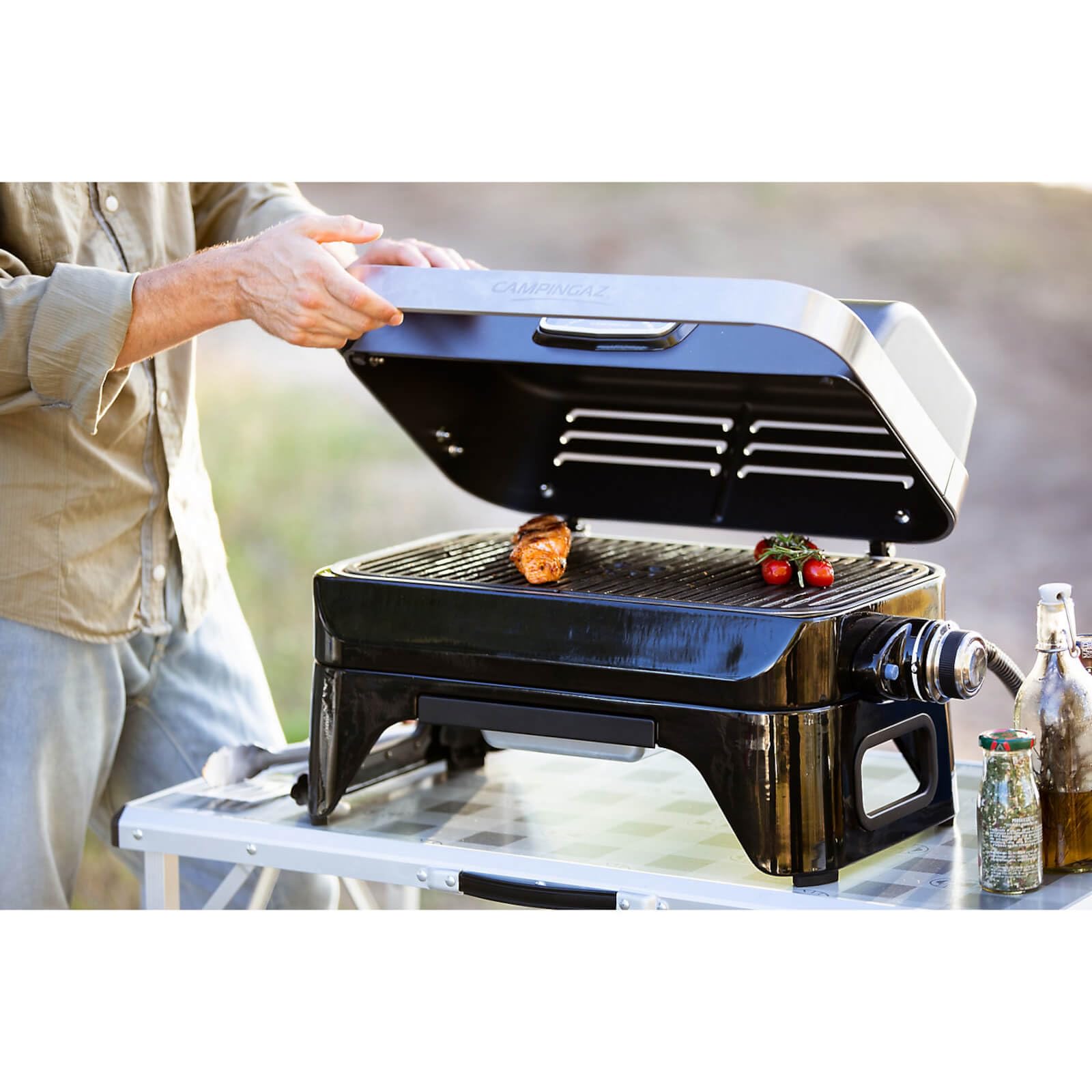 Campingaz Attitude 2go Barbacoa de gas | Parrilla de mesa a gas | Barbacoa portátil para balcón y camping | Con termómetro y parrilla de hierro fundido | Funciona con botellas de gas estánda