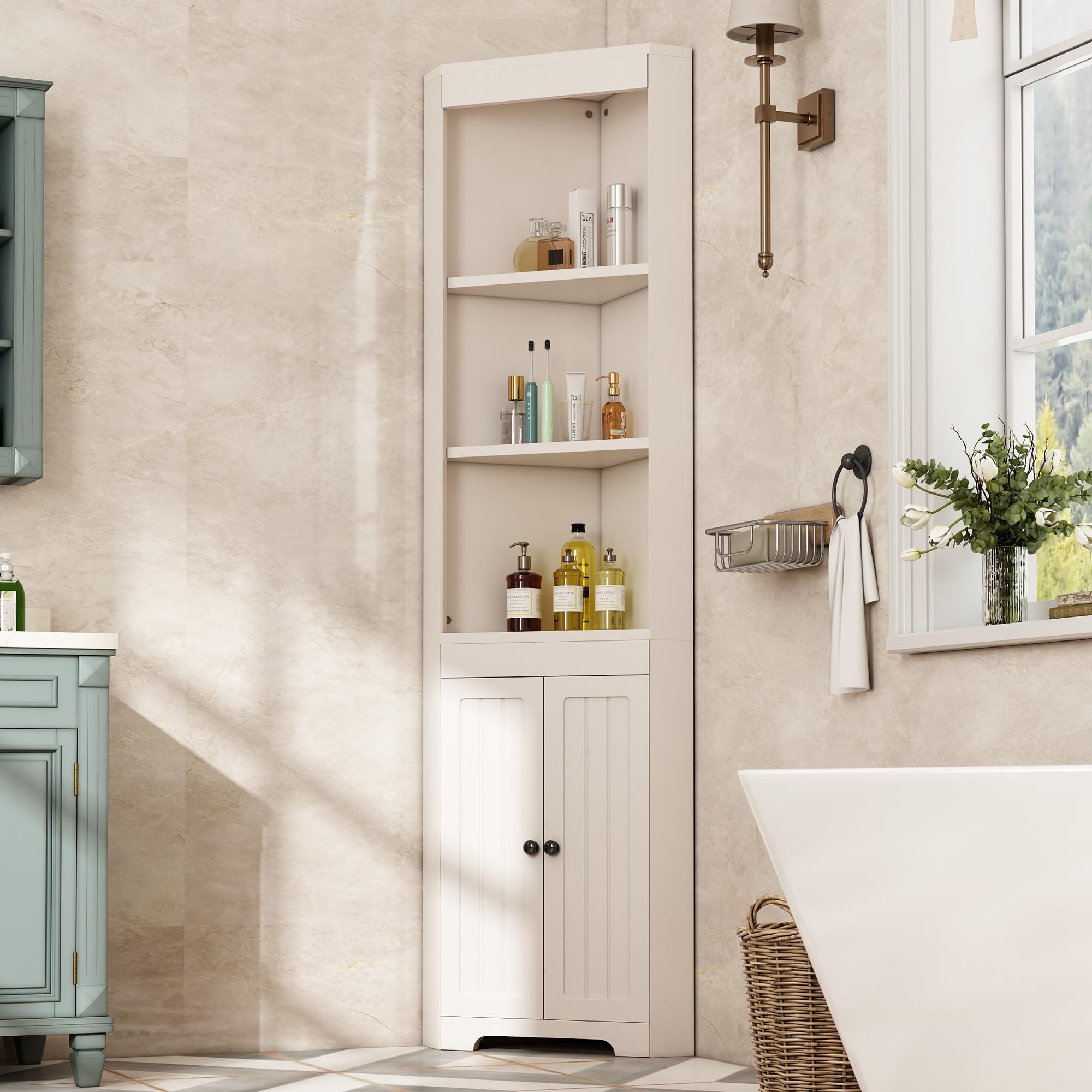 SogesHome Badezimmerschrank hoch mit offenen Regalfächern und Tür, platzsparender Eckschrank aus MDF, Feuchtigkeitsgeschützt, Einlegeböden höhenverstellbar, Weiß, Modernes Design (Weiß)