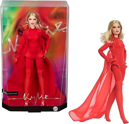 Barbie Signature Muñeca de Kylie Minogue articulada Coleccionable con la Ropa del videoclip de Padam Padam Que Consta de un Mono Rojo, Capa de Raso y Botas con Cordones, JBJ39