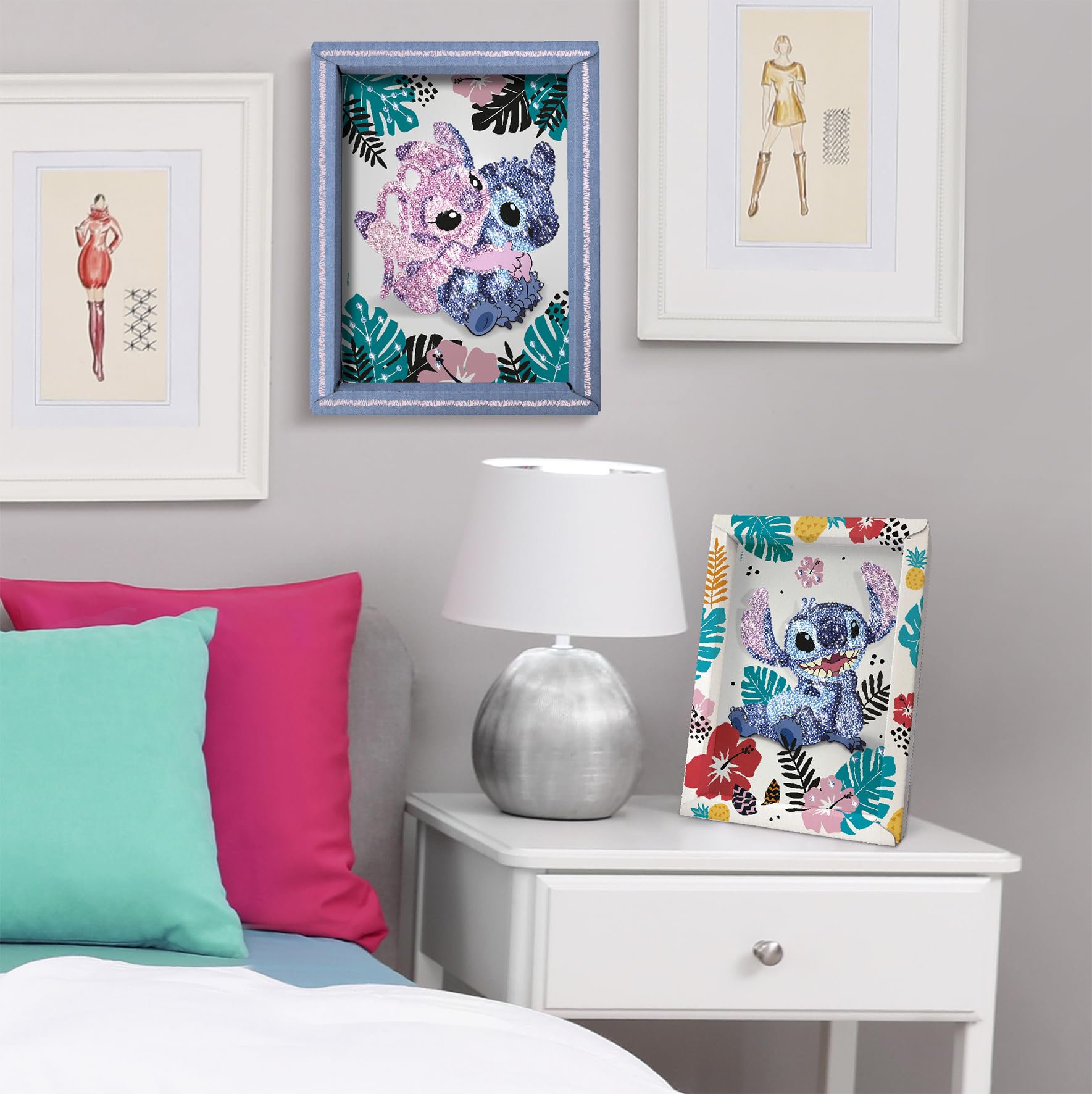 Lansay - COLLECTION SEQUINS STICH & ANGEL - Paillettenbild Bastelset für Kinder ab 7 Jahren - DIY Glitzermosaik inkl. Rahmen, bunten Pailletten & Nadeln - Kreative Disney Deko Geschenkidee Mädchen