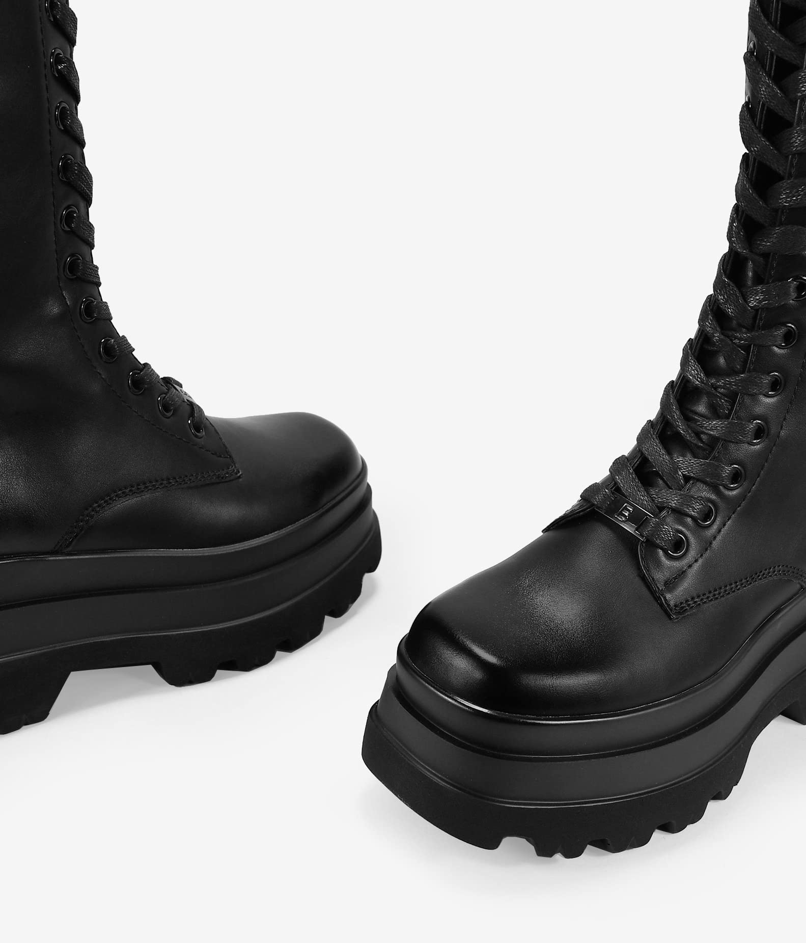 BOSANOVA Botas de Estilo Militar de caña Alta confeccionadas en Piel Vegana con Doble Plataforma y Suela Track. Cierre con Cordones y Cremallera. Calzado para Mujer