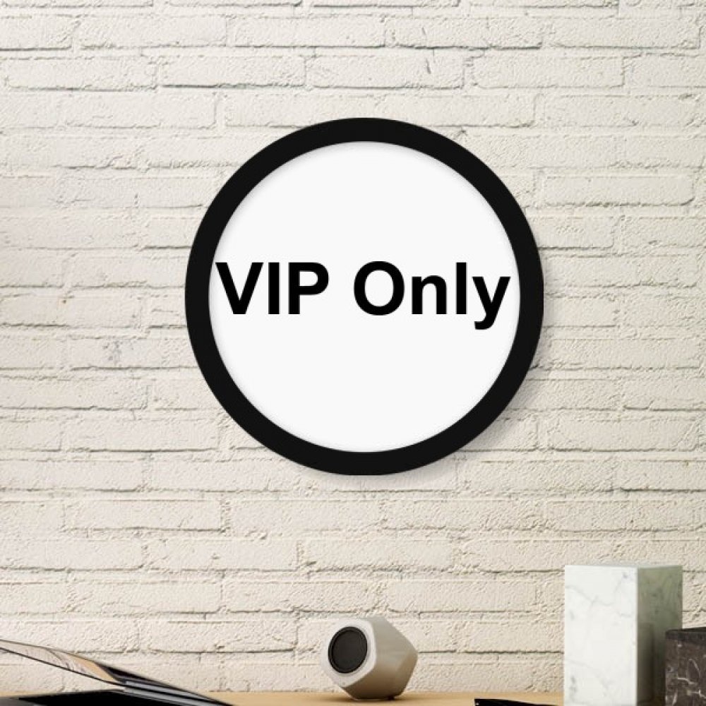 Cadre photo ronde en bois noir pour rompre la monotonie murale