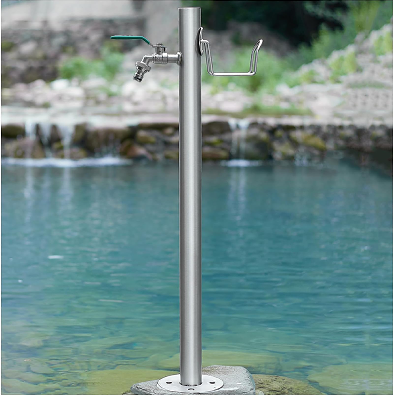Colonne d'eau de jardin acier inoxydable : fini le désordre avec le porte-tuyau stable