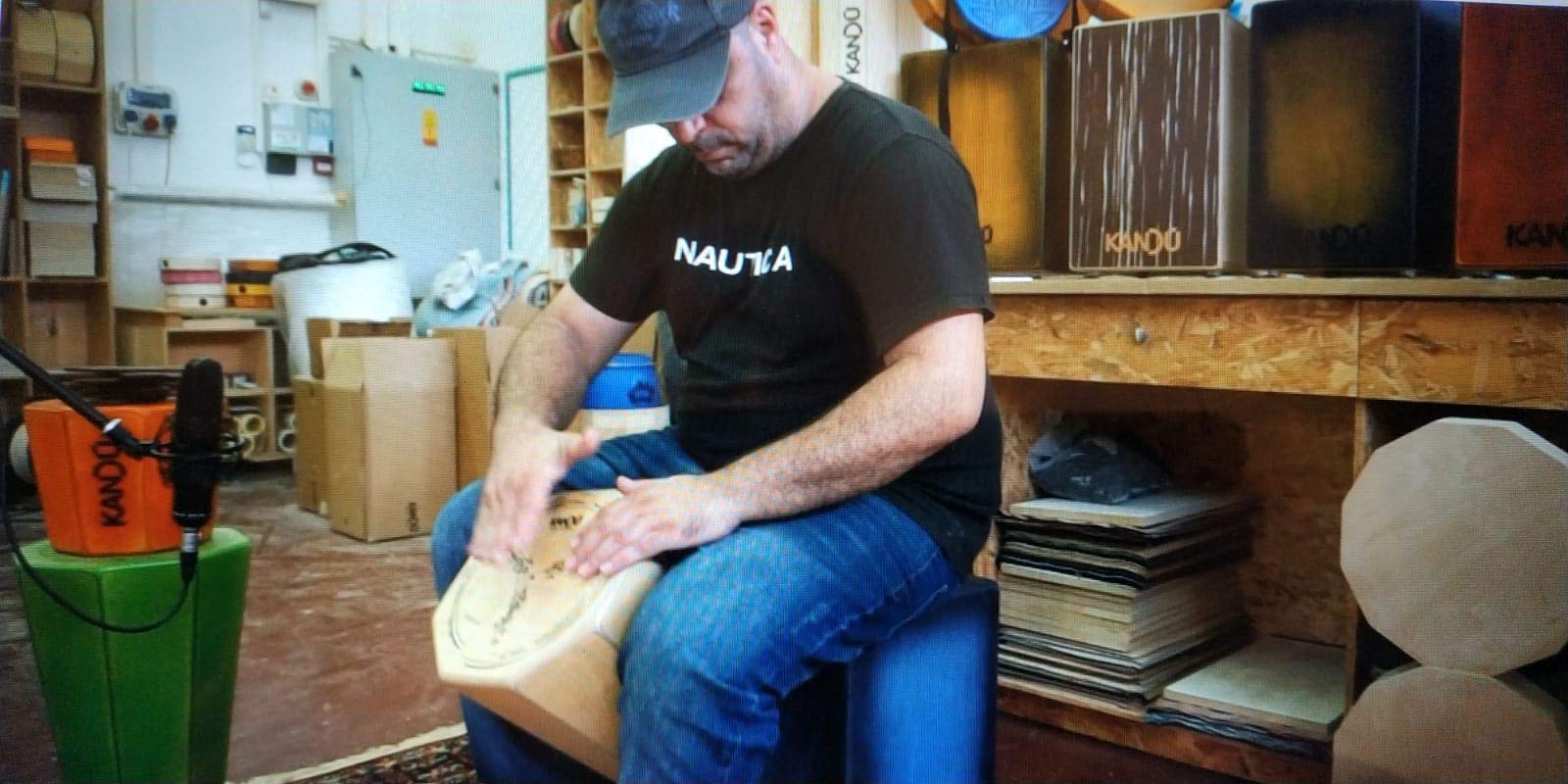 Kandu – Die 33 cm Cajonga Die perfekte Kombination aus Conga und Cajon, lustigem und flippigem Klang, der irgendwie zu jeder Art von Musik passt, die Sie spielen möchten. (Yellow Sahara)