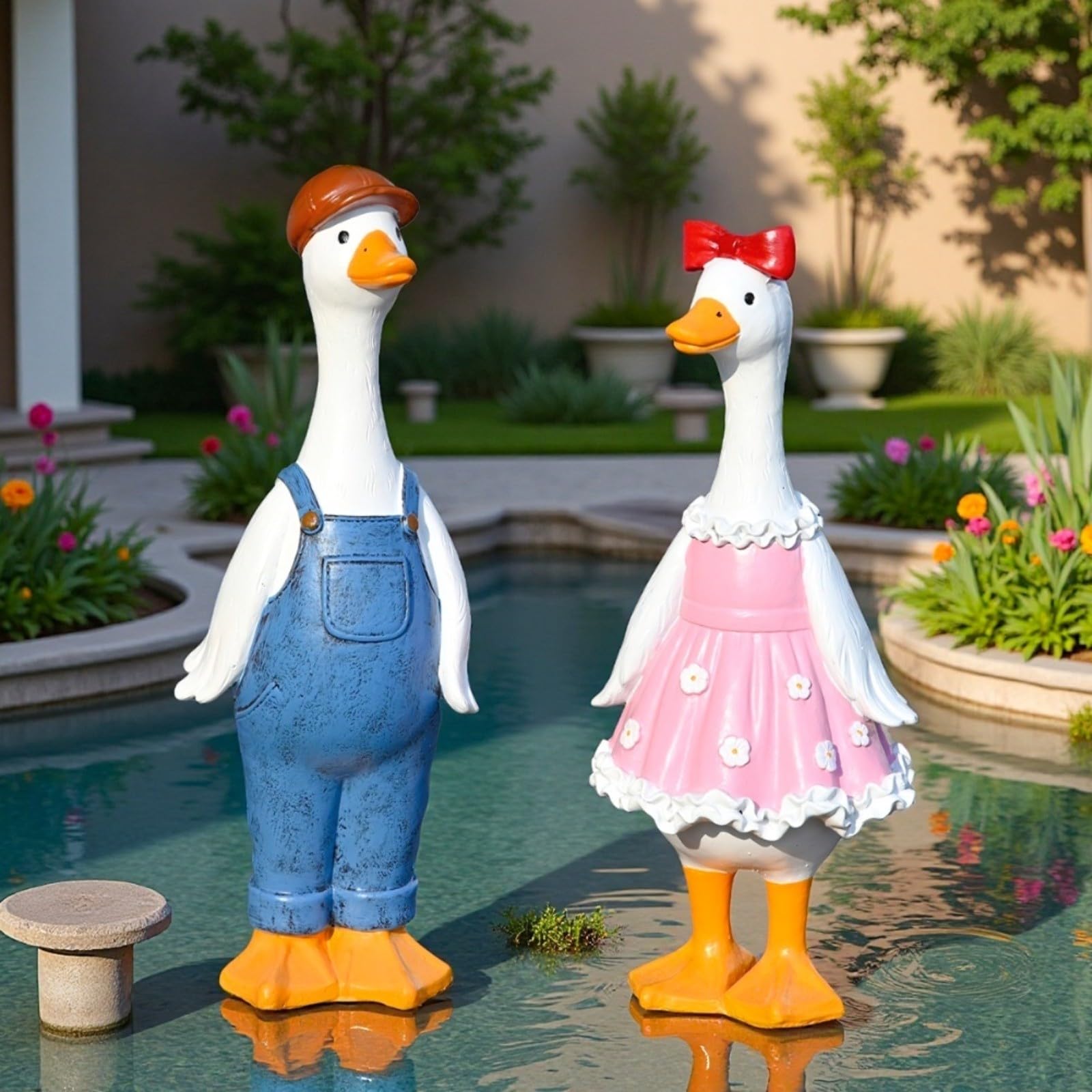 Coppia di statue da giardino a forma di anatra, set di 2, statuette in resina resistente alle intemperie da 28 cm, blu e rosa, per prato, patio e giardino esterno