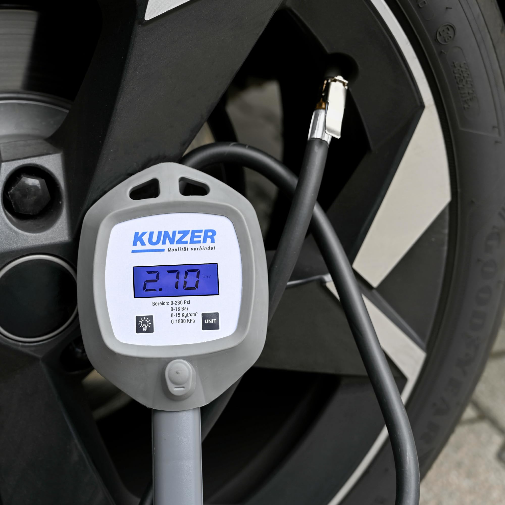 Kunzer 7HRD01 Handreifenfüller digital 0–18 bar - Für PKW- und LKW-Reifen mit 0,8 m Schlauch und 1/4" Anschluss