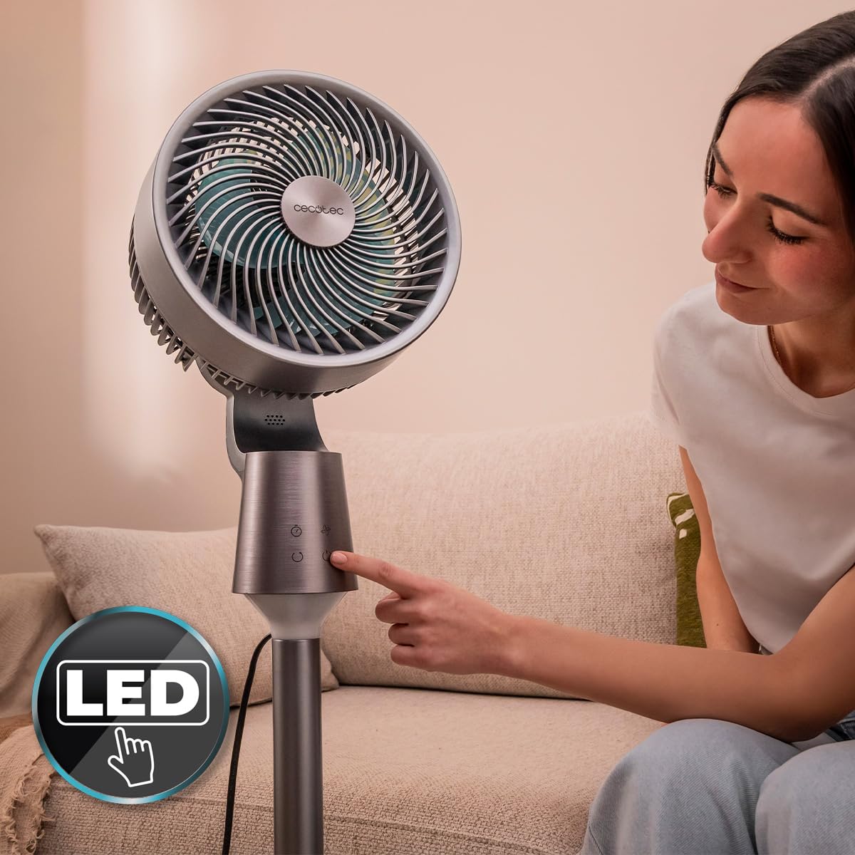 Cecotec Standventilator EnergySilence 1500 Cyclone Chantal. 50 W, 8 Geschwindigkeitsstufen, Touch-Bedienfeld, LED-Display, 12-h-Timer, LED-Beleuchtung, höhenverstellbar, Oszillation, Aromafach