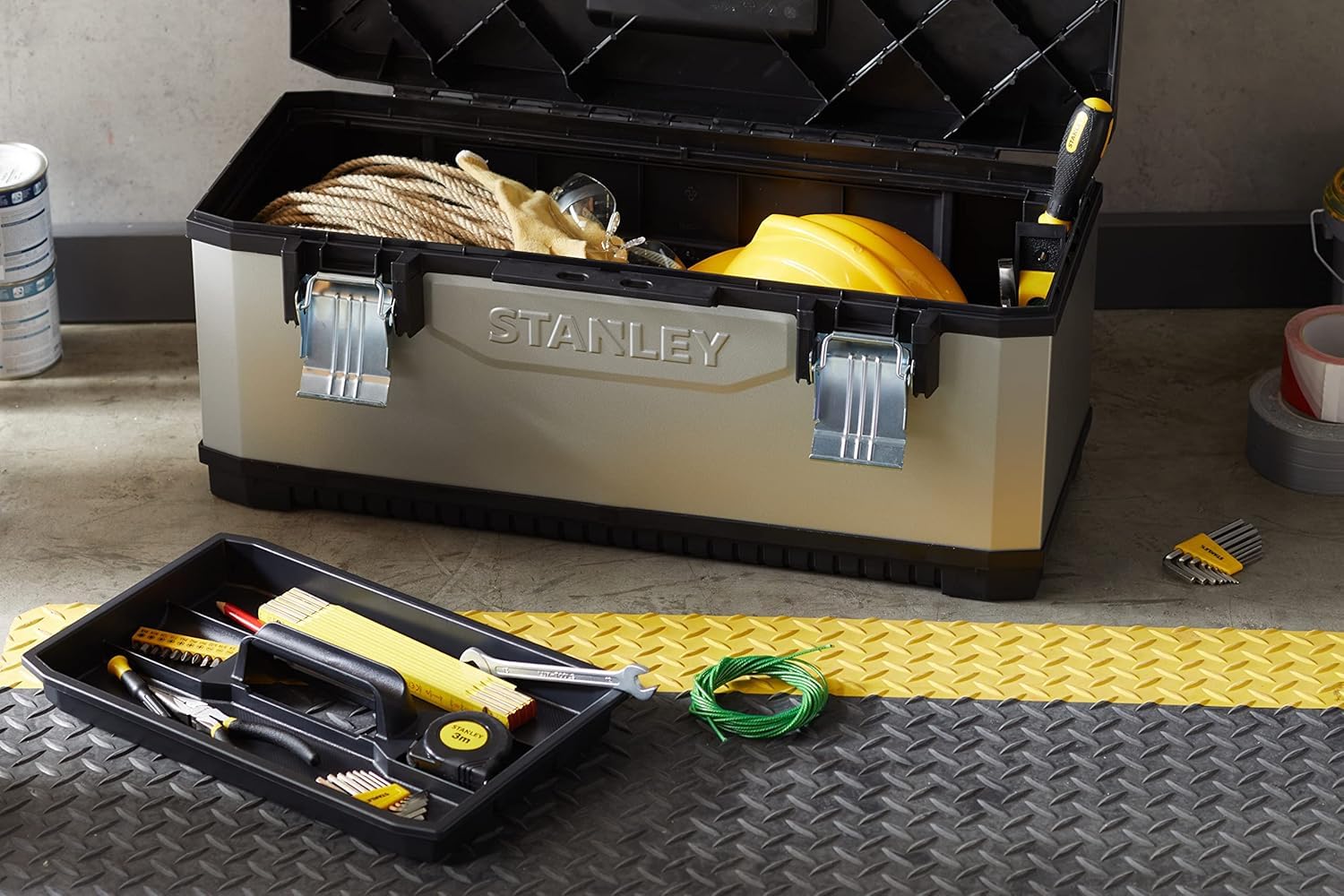 STANLEY FATMAX Boîte à Outils 66 cm Larges Attaches Métalliques Anti-Corrosion Poignée Bi-Matière - Structure en Métal et Polypropylène 1-95-617 | Boîte à outil bi-matière - 662 x 293 x 295 mm - Pro - Stanley