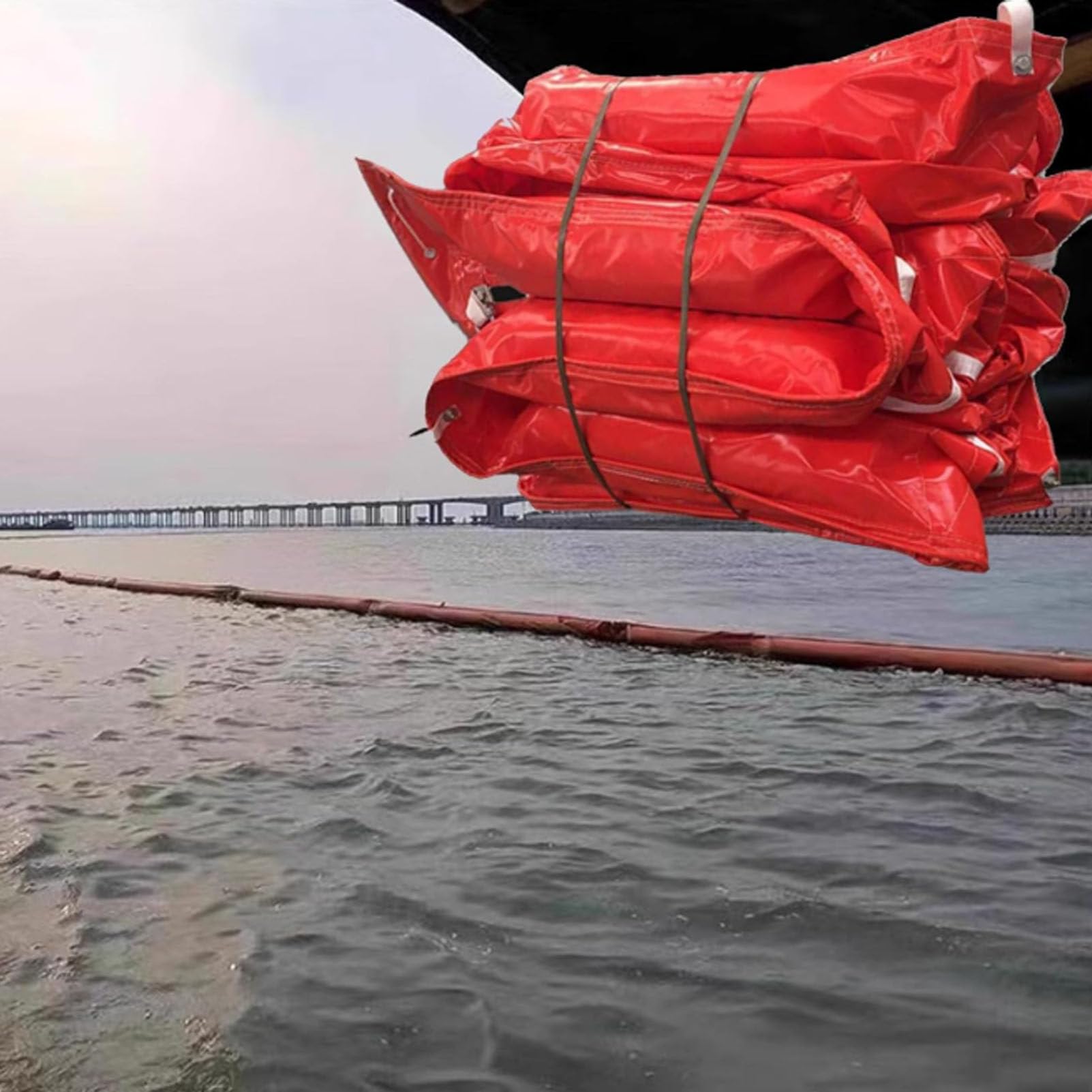 Barrière flottante hydrocarbures d'urgence pour sécuriser les cours d'eau
