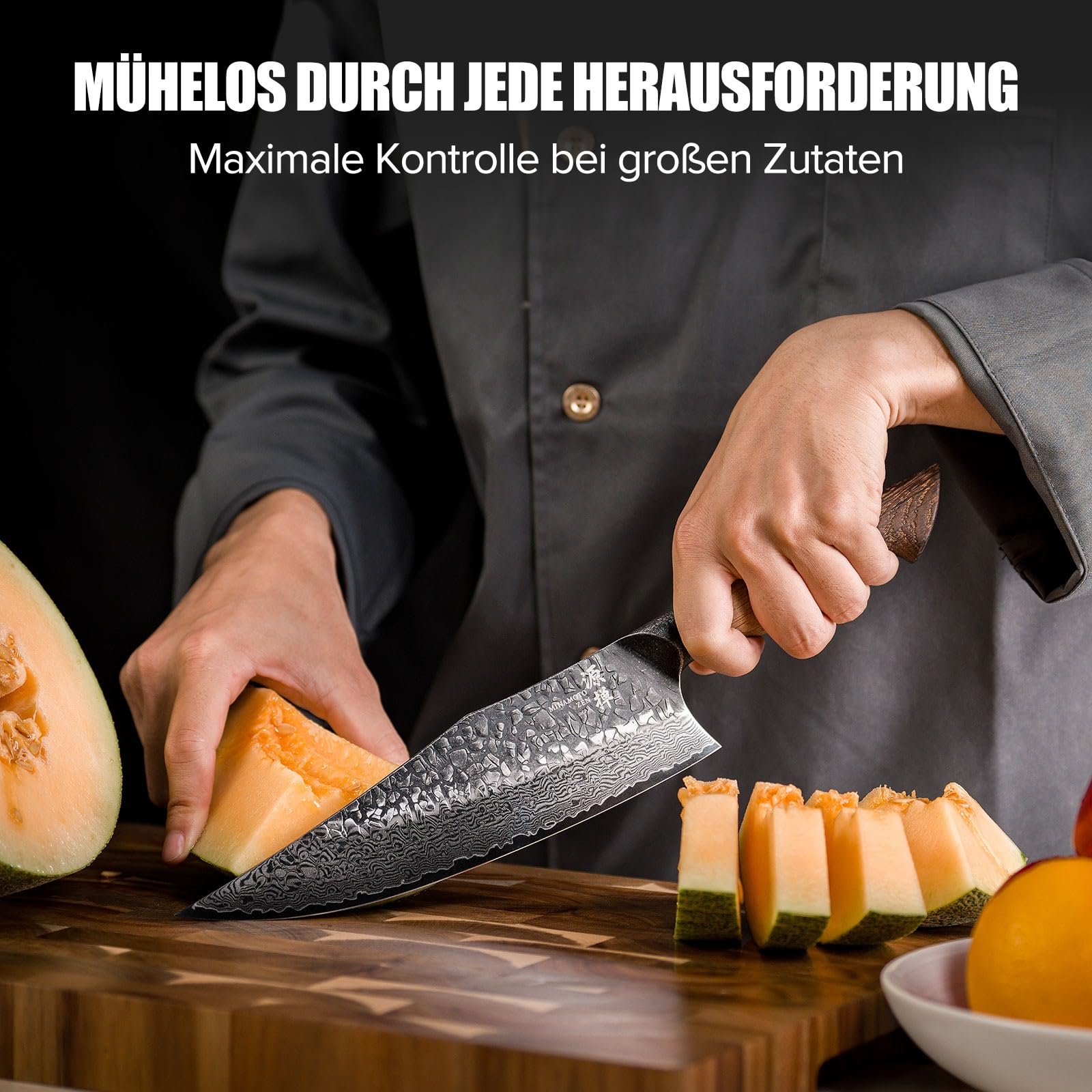 OKAMI Damast Chefmesser – 21,9 cm Klingenlänge – 67-lagiger Damaststahl mit VG10 Kern – Japanische Messerkunst – Hammerschlag-Finish – Eichenholzgriff