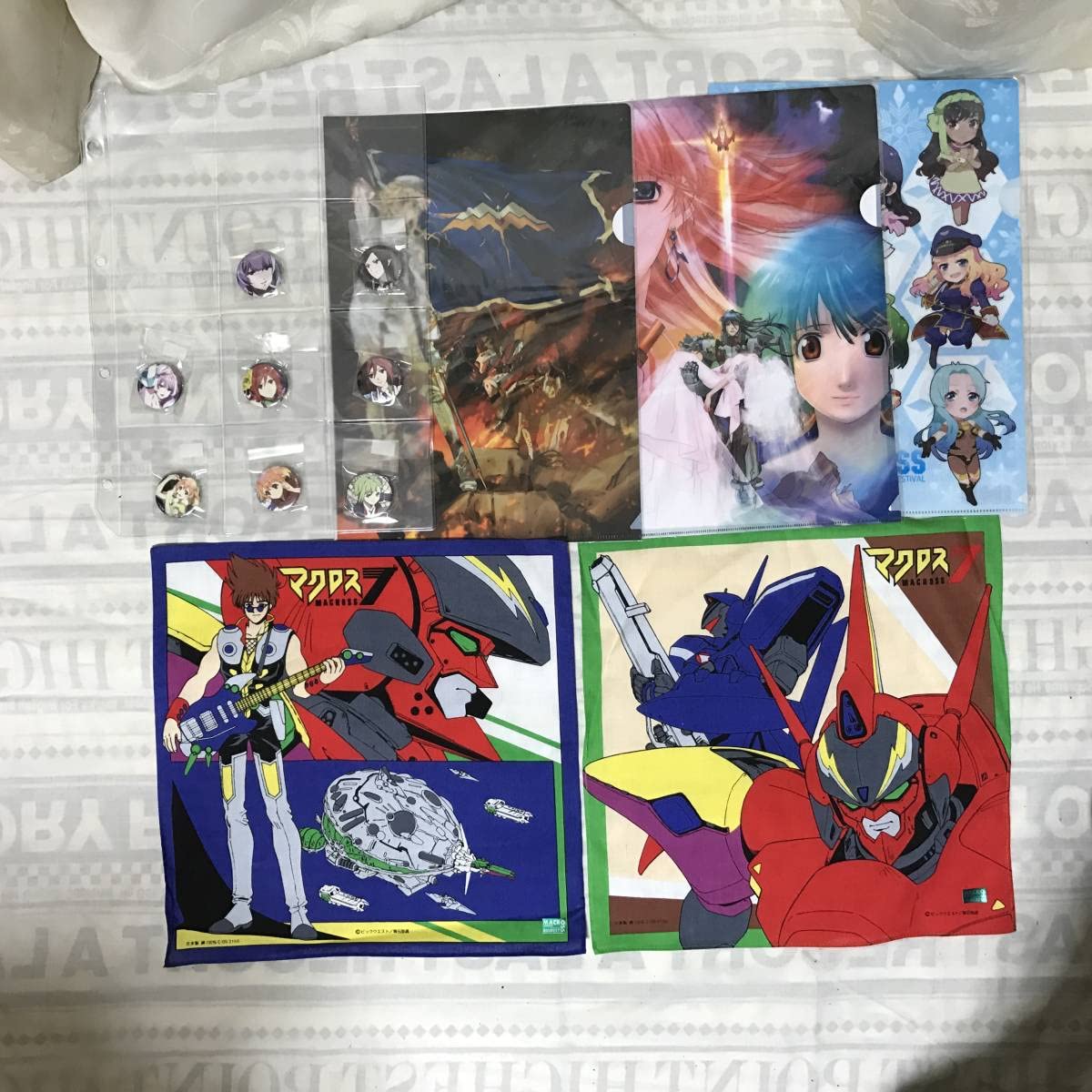 Amazon.co.jp: マクロス7 ハンカチ2枚組&マクロスΔ缶バッジ8種 
