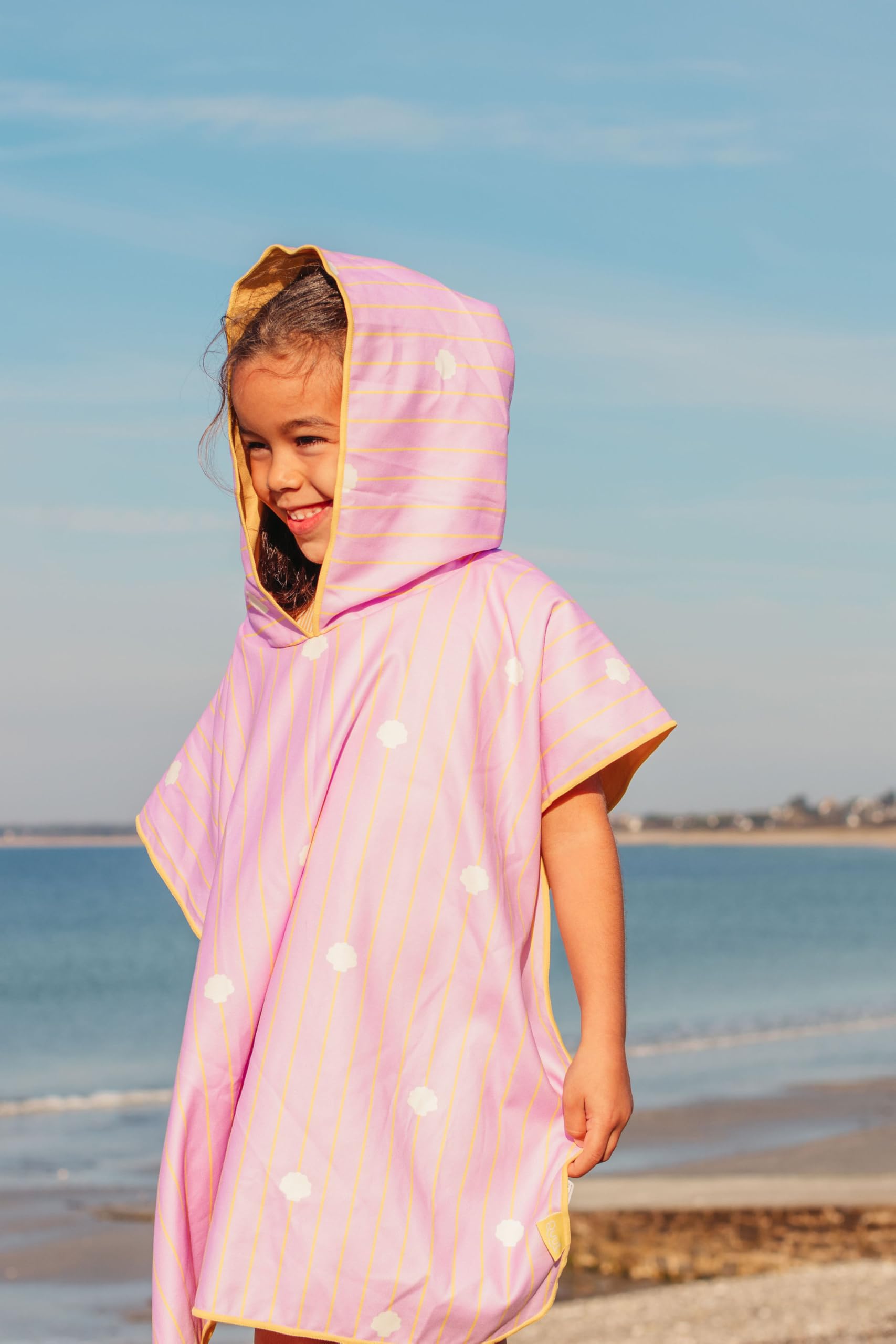 Quut – Poncho spiaggia per bambini rosa banana (conchiglie) – 60 x 60 cm – Microfibra ultra assorbente – Asciugatura rapida – Resistente alla sabbia – Leggero e compatto – Lavabile a 30 °C