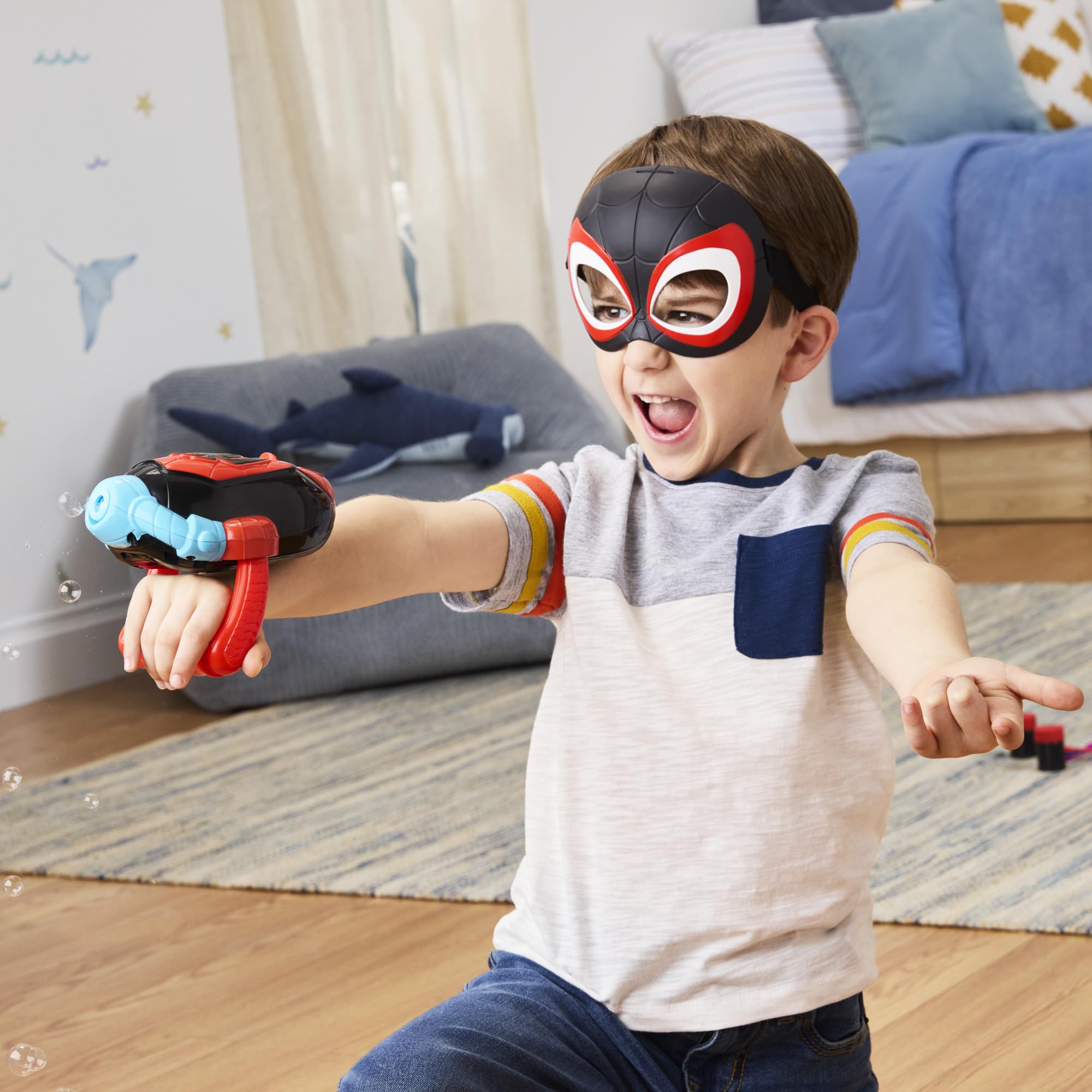 Wodne pajęczyny z serialu Marvela "Spidey i super-kumple", zestaw tematyczny z wyrzutnią baniek mydlanych i maską Milesa "Spina" Moralesa