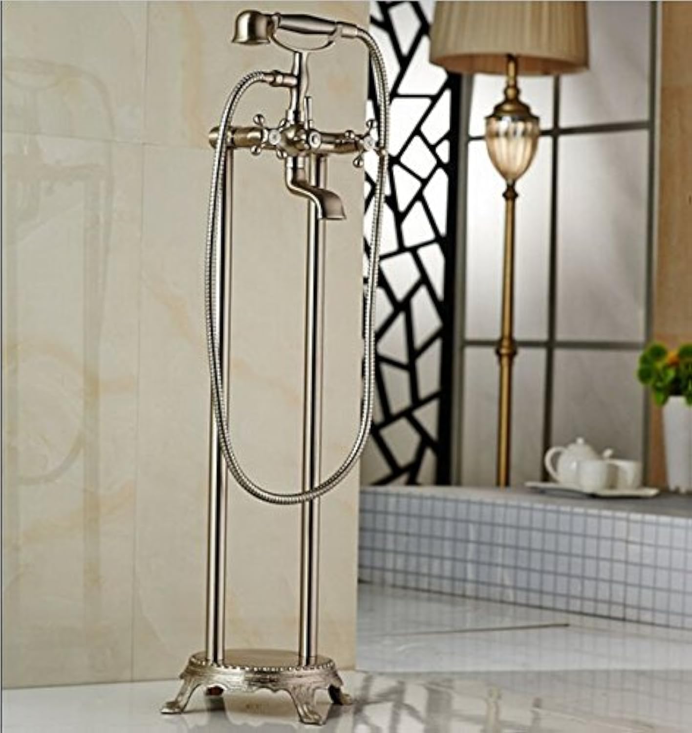Robinetterie de baignoire premium nickel brossé avec fixation au sol haut de gamme