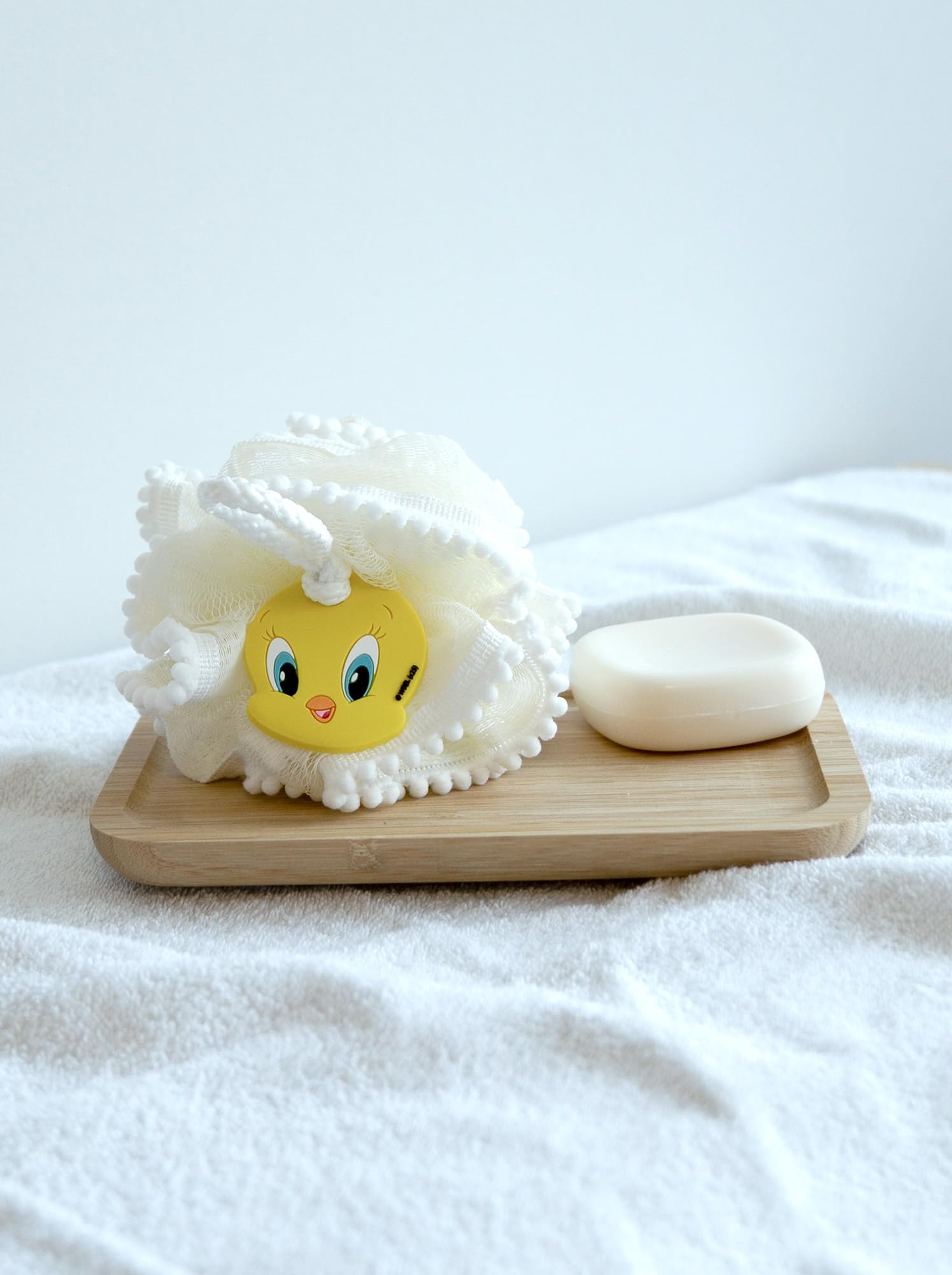 Looney Tunes Fleur de Douche Bébé Titi 15×15 cm – Éponge Douce Multi-Usage Lavable – Accessoire Bain, Shampooing, Massage – Lavage Corps, Visage - Enfant Fille, Garçon - Produit Officiel Warner Bros
