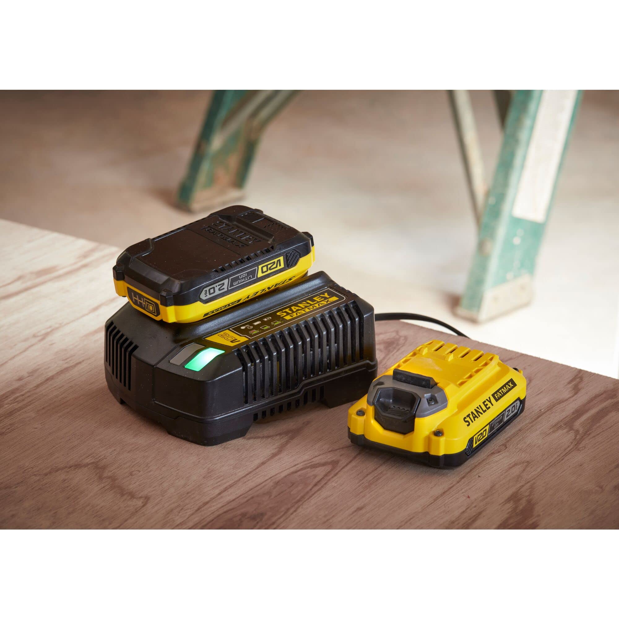 STANLEY FATMAX - Paquete de 2 Baterías V20 18V Li-Ion 2Ah con Cargador Rápido V20 Li-Ion 18V 2A y Indicador LED, SFMCB12D2-QW