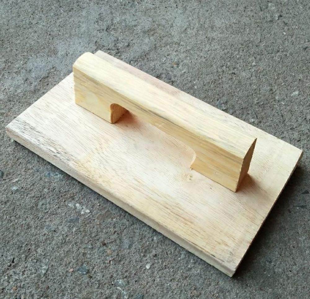 Truelle en bois pour rénover le carrelage du salon et lisser les murs