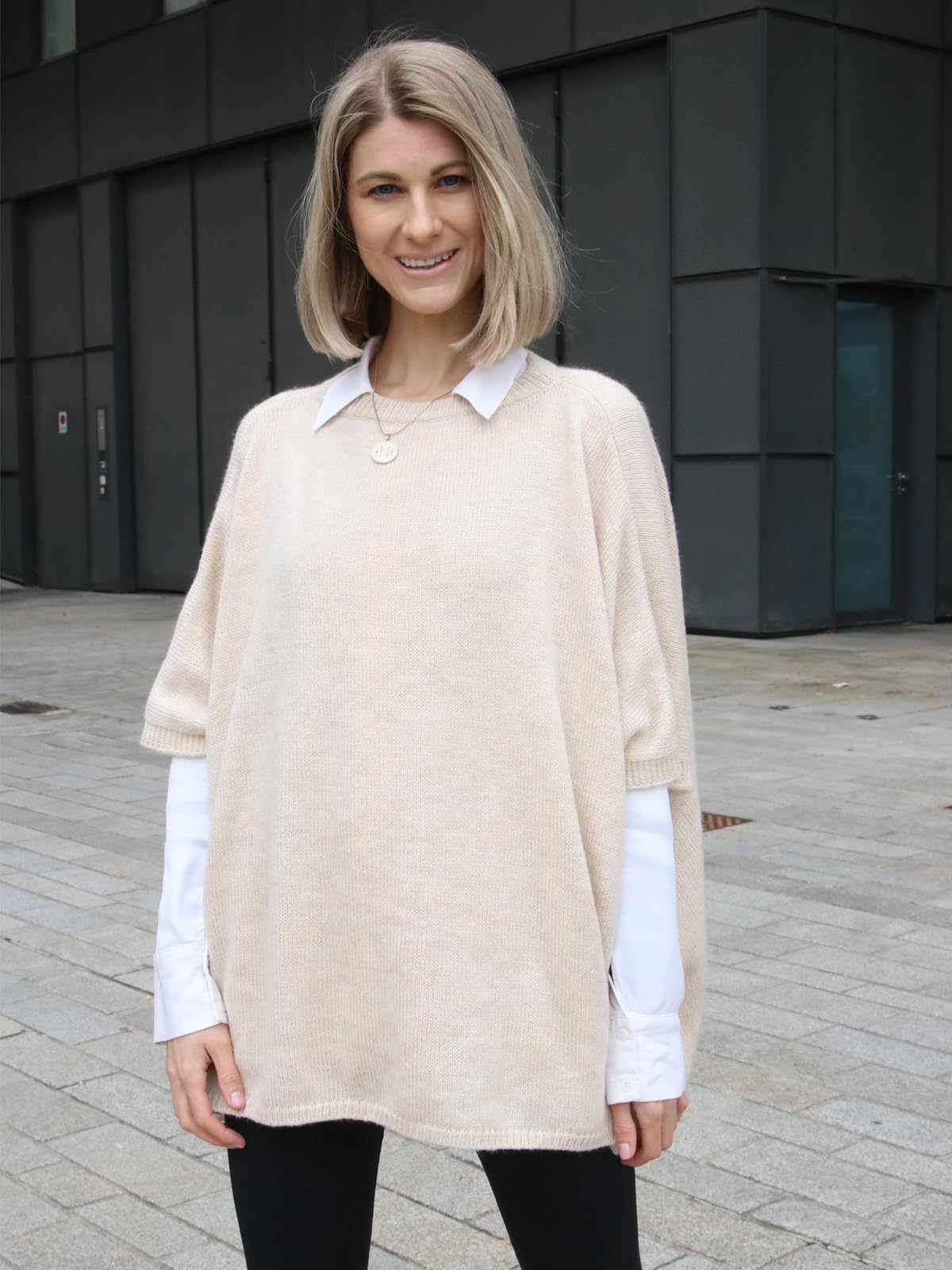 styleBREAKER Poncho en maille fine pour femme de fabrication italienne avec coupe surdimensionnée, cape à manches courtes avec large col rond et matériau doux, facile d'entretien et polyvalent