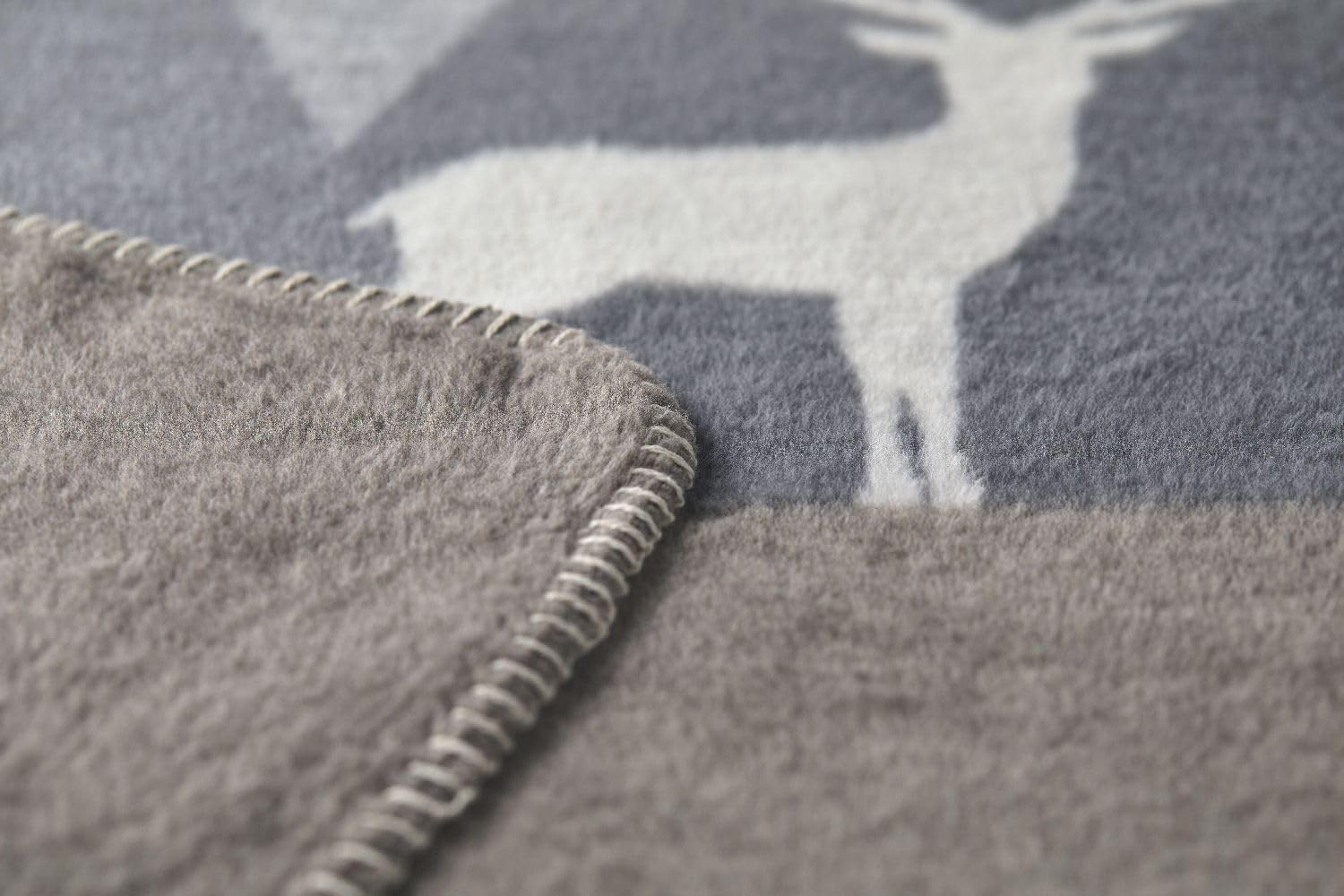 David Fussenegger Kuscheldecke Berge modern 150x200cm Flauschige Sofadecke aus Recycling-Baumwolle nachhaltig produziert ÖkoTex100 GRS Made in Austria Farbe Grau