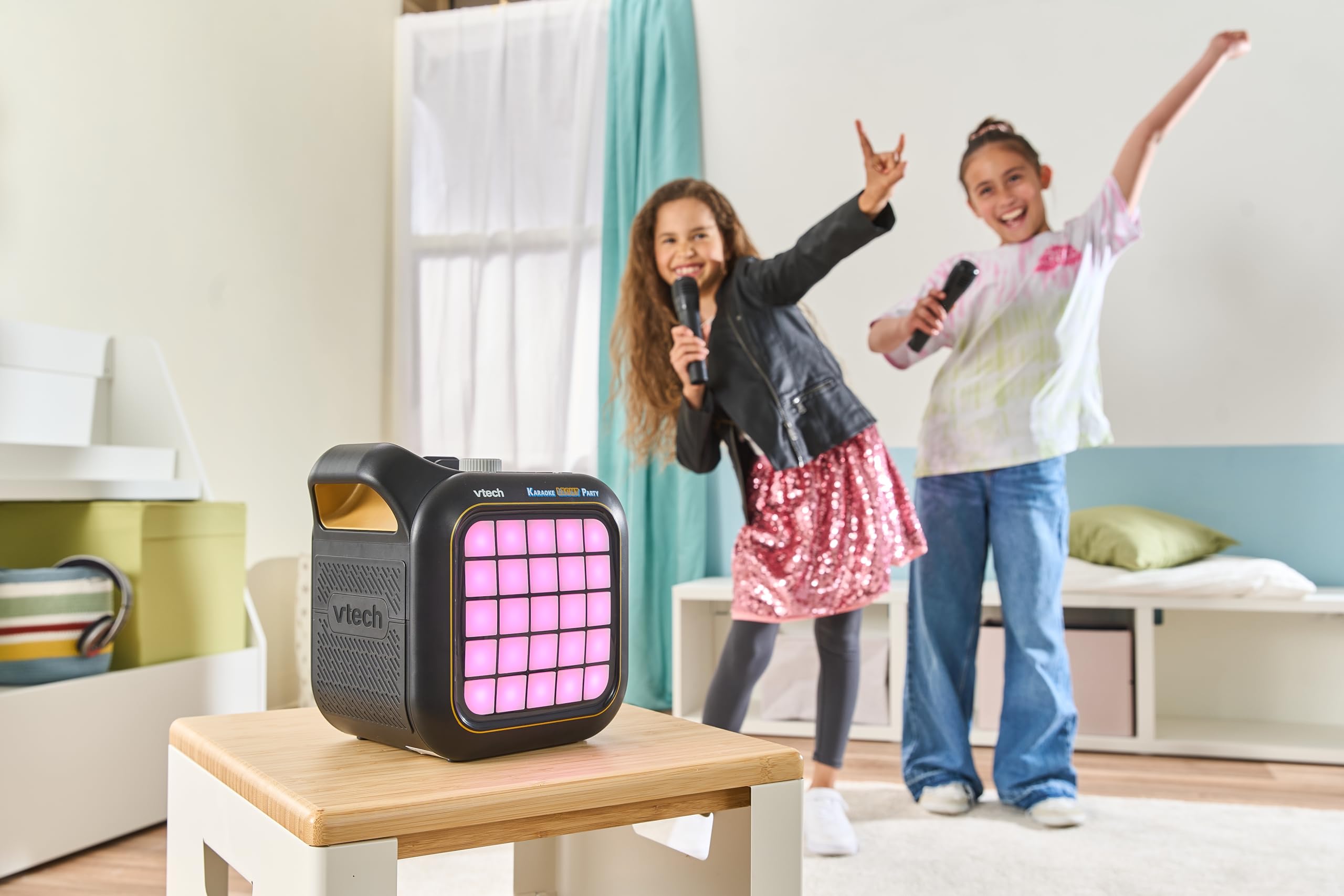 VTech Karaoke Light Party, micrófono Infantil para Karaoke con Altavoz, 2 micrófonos inalámbricos, conexión Bluetooth y Voz mágica, Efectos de Sonido, 25 Teclas para Pixel Art, Pilas Incluidas, 7+ | 2 micrófonos inalámbricos, Bluetooth, voz mágica, efecto