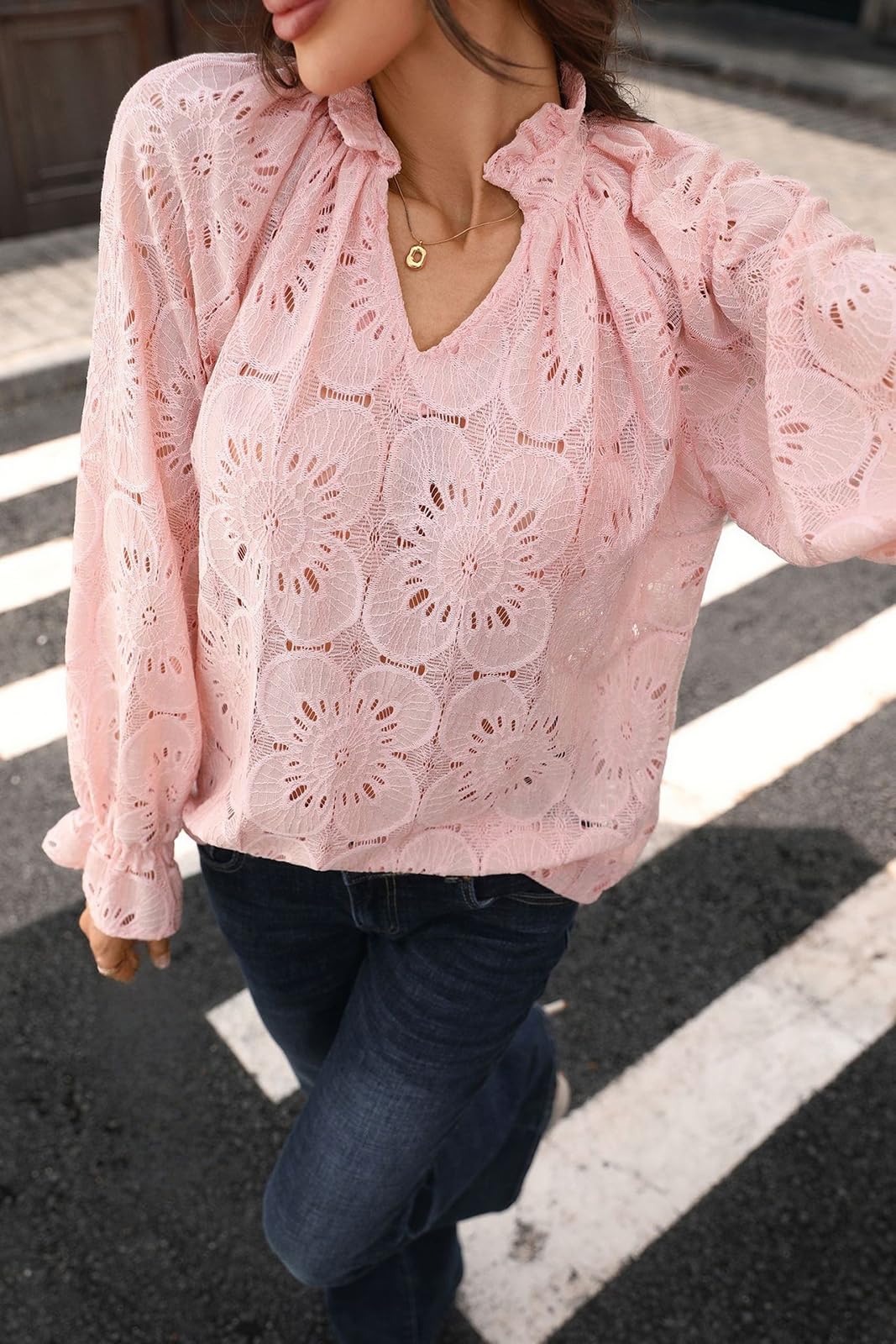 Camicia da Donna a Maniche Lunghe con Scollo a V e Lavorazione all'Uncinetto con Motivo Floreale Traforato
