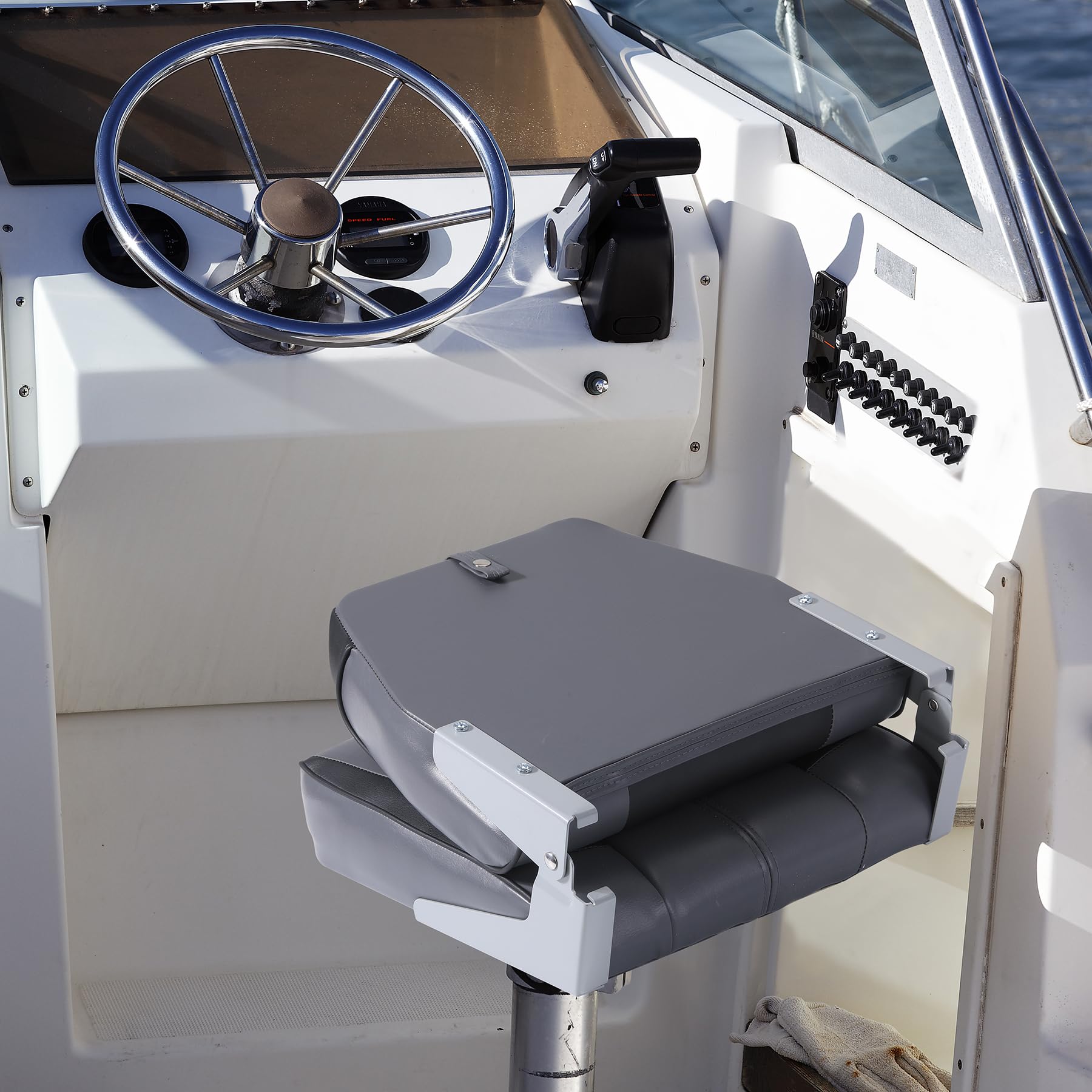 Set di 2 sedili pieghevoli per barca – Schienale basso – Imbottitura spessa e impermeabile – Facile montaggio – Perfetti per pesca, gite, motoscafi – Con viti in acciaio inox – Nero e grigio