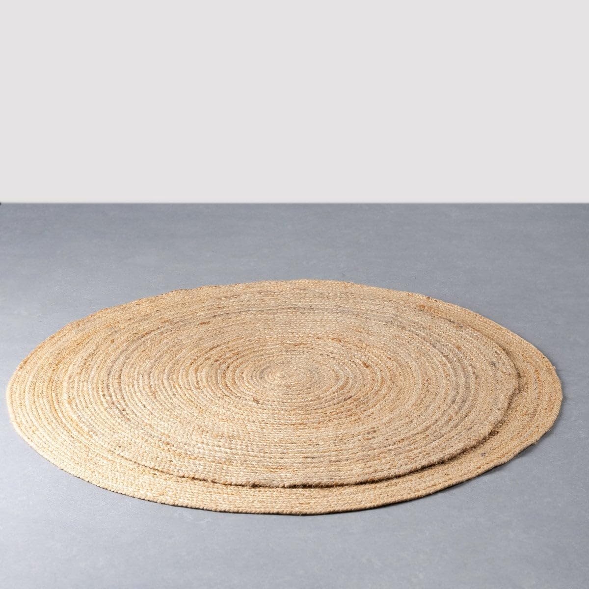 LOLAhome - Alfombra Redonda Trenzada de Yute Natural de 100 cm. Pieza Artesanal, Duradera y Atemporal, Vestir Suelos con Personalidad aportando Calidez y un frescor Natural.