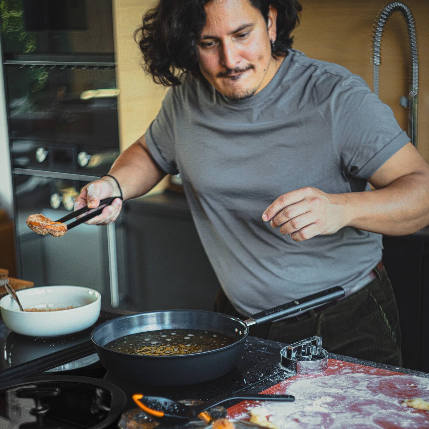 Fiskars Hard Face Saute Pan with Lid, Diameter 28 cm, Capacity: 3.5 Litres, Suitable for All Hobs, Non-Stick Coating, Scratch-Resistant, Aluminium/Plastic, Black, 1075530