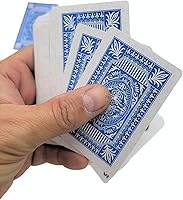 Vista 2 de Naipes económicos: 24 barajas (12 barajas rojas y 12 azules) de 2.3/8 pulgadas por 3.3/8 pulgadas (2.165 in x 3.386 in) con revestimiento