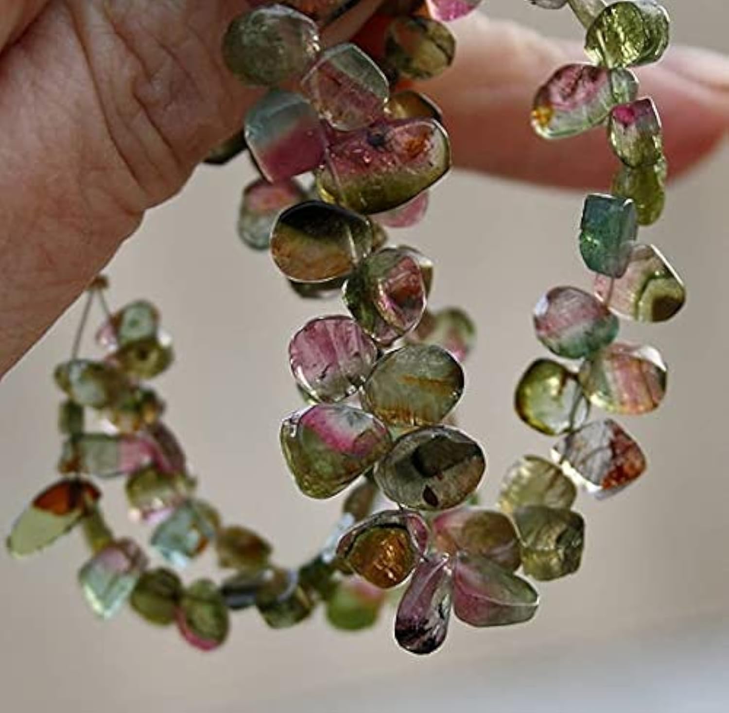 Perles en tourmaline verte et rose pour créer des bijoux bohèmes chics uniques