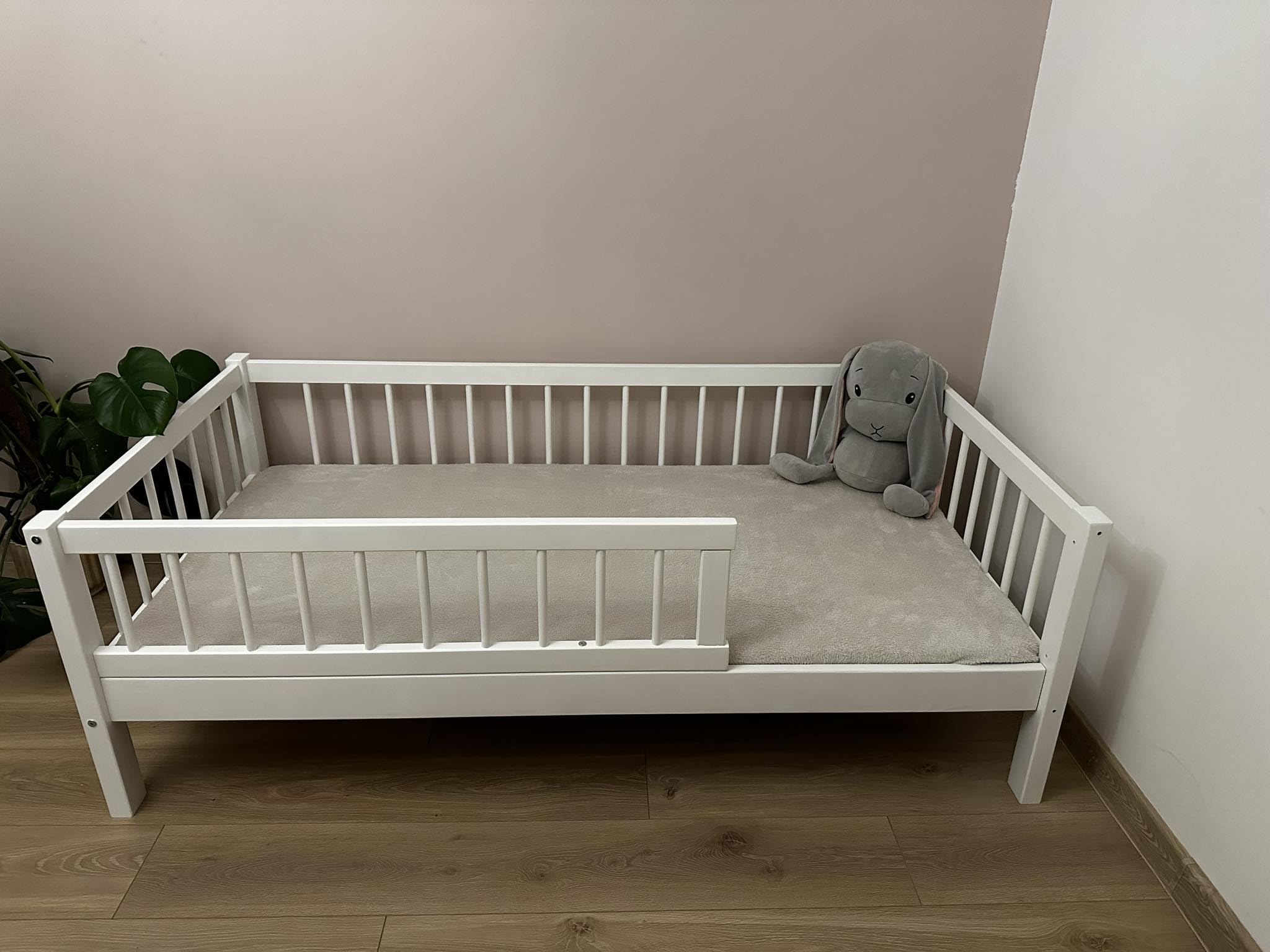 Alije Kinderbett Bett mit Rausfallschutz 60x120 Weiß NINA Lattenrost Bettgestell aus Kiefer Holz für Haus Kinder Jungen & Mädchen - Holzbett Baby Kinderzimmer Junge Deko