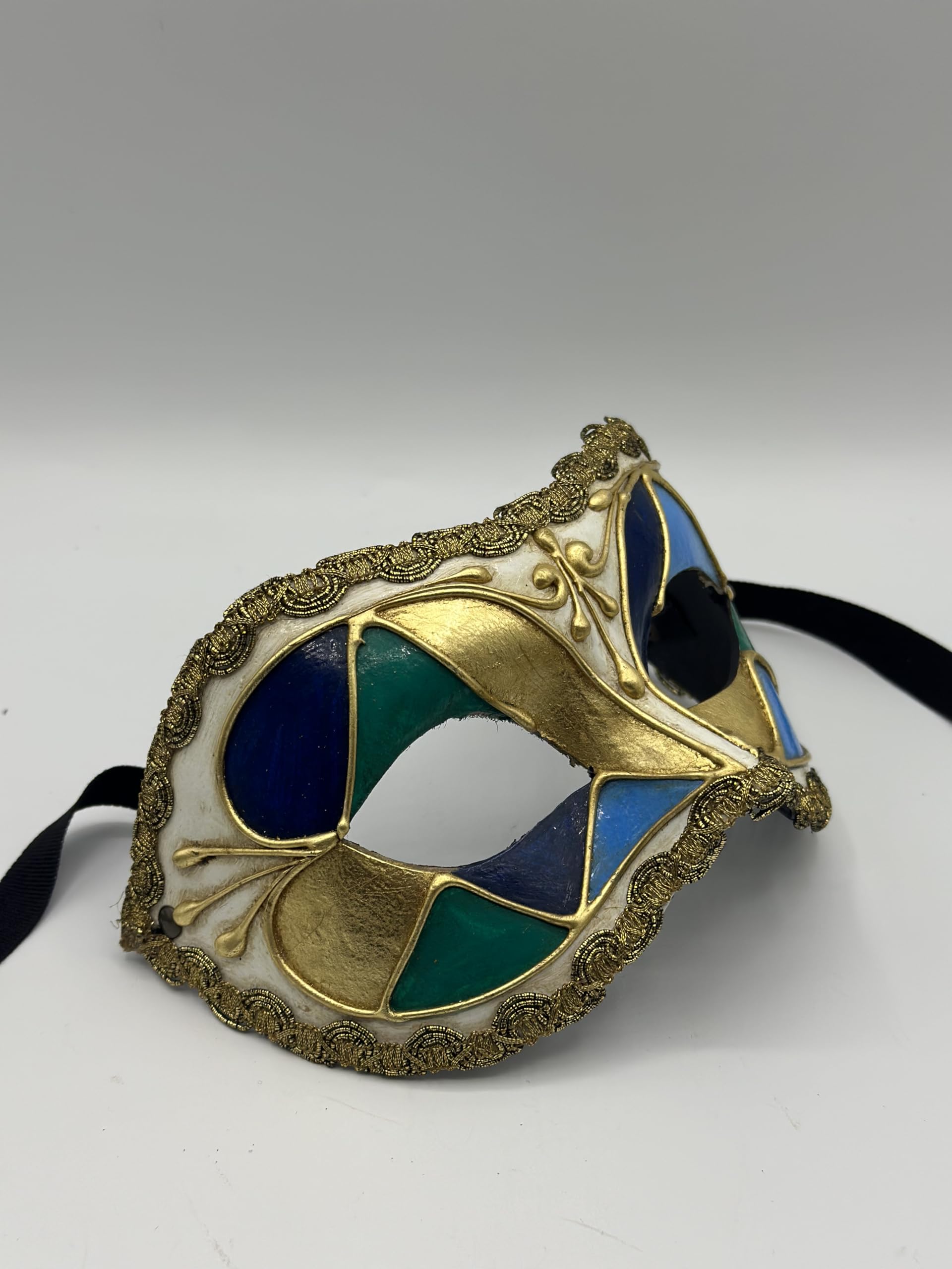 Generisch Venezianische Maske in schönen Farben mit goldener Verzierung. Harlekin-Maske aus Pappmaché in Gold, Blau und Grün. Maskerade Maske für Männer, sondern auch Maskerade Maske für Frau