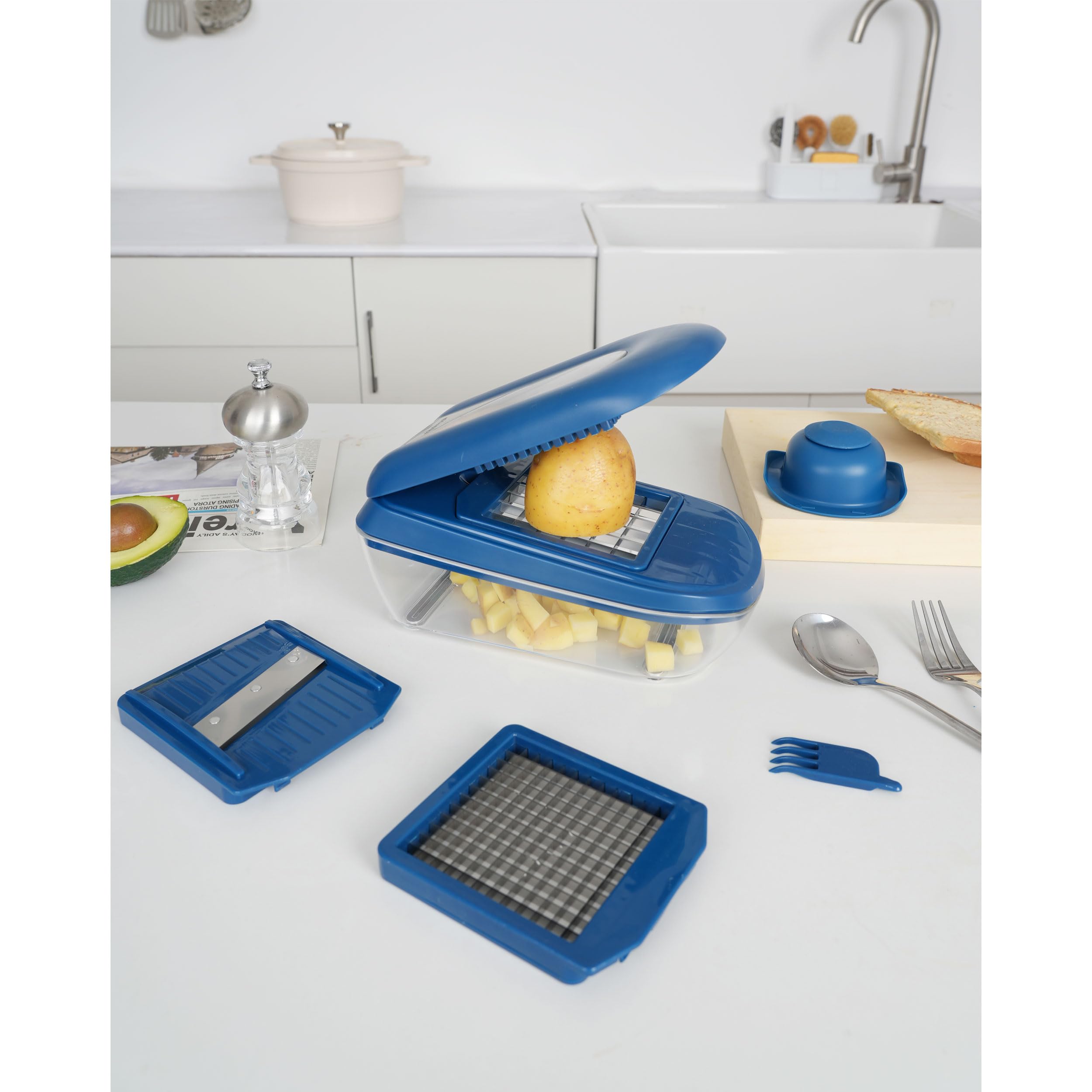 Mandoline Cuisine MASTRAD - Coupe Légumes Avec Réservoir - 3 Grilles - Peigne De Nettoyage - Facile D'utilisation U2013 Confort & Sécurité U2013 Coloris Bleu Mandoline Japonaise